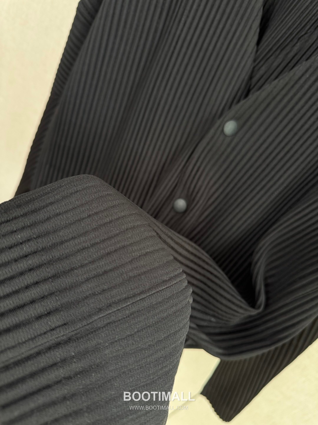 Issey Miyake Vertical Ribbed V-Neck Button Cardigan 이세이 미야케 버티컬 리브드 브이넥 버튼 카디건 4