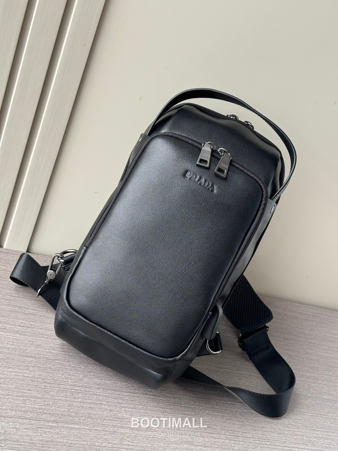 Prada 7085 Calfskin Handheld Chest Smooth Black Crossbody Bag 프라다 7085 카프스킨 핸드헬드 체스트 스무스 블랙 크로스백 33cm 1