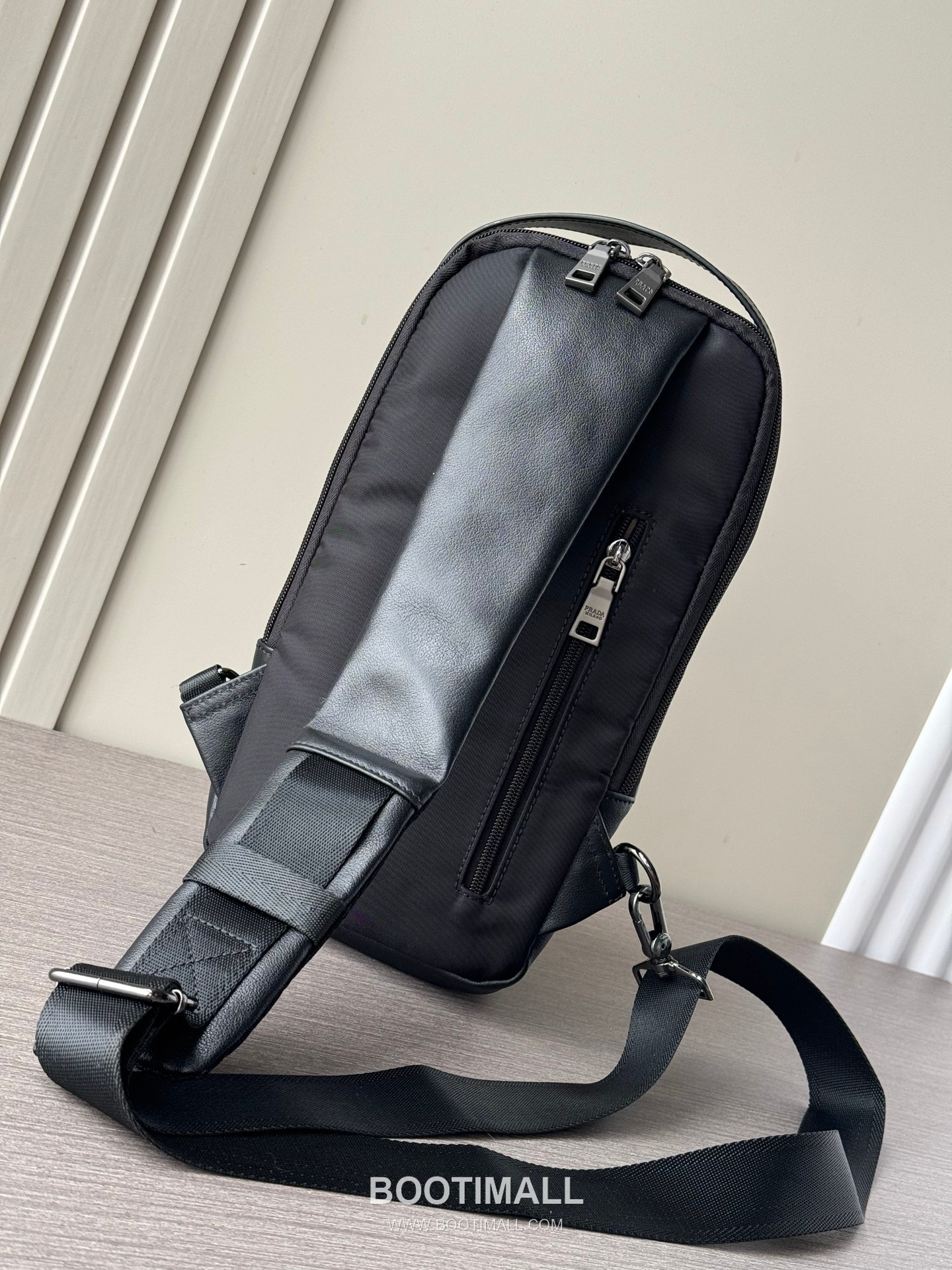 Prada 7085 Calfskin Handheld Chest Smooth Black Crossbody Bag 프라다 7085 카프스킨 핸드헬드 체스트 스무스 블랙 크로스백 33cm 2