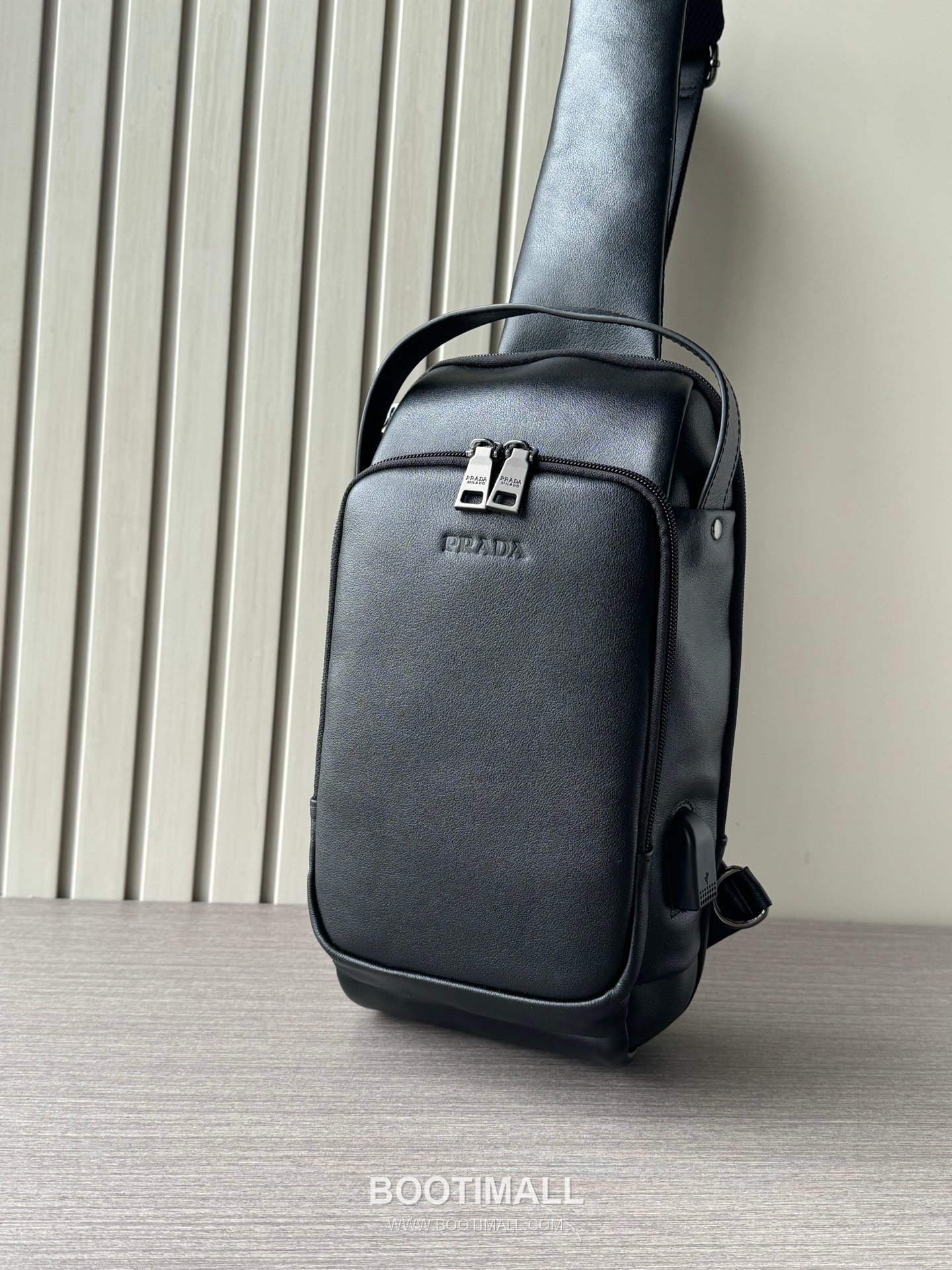 Prada 7085 Calfskin Handheld Chest Smooth Black Crossbody Bag 프라다 7085 카프스킨 핸드헬드 체스트 스무스 블랙 크로스백 33cm 3