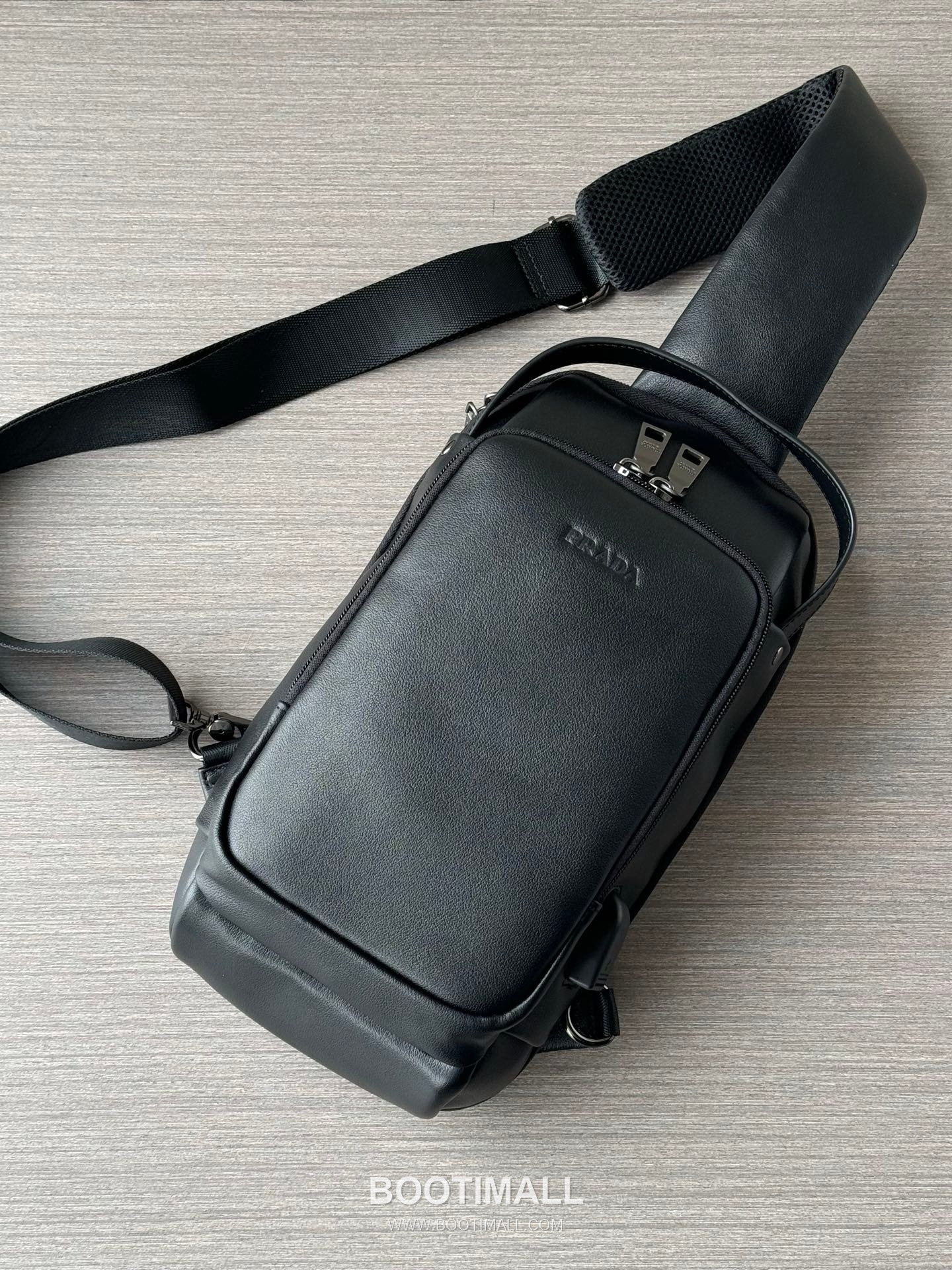 Prada 7085 Calfskin Handheld Chest Smooth Black Crossbody Bag 프라다 7085 카프스킨 핸드헬드 체스트 스무스 블랙 크로스백 33cm 4