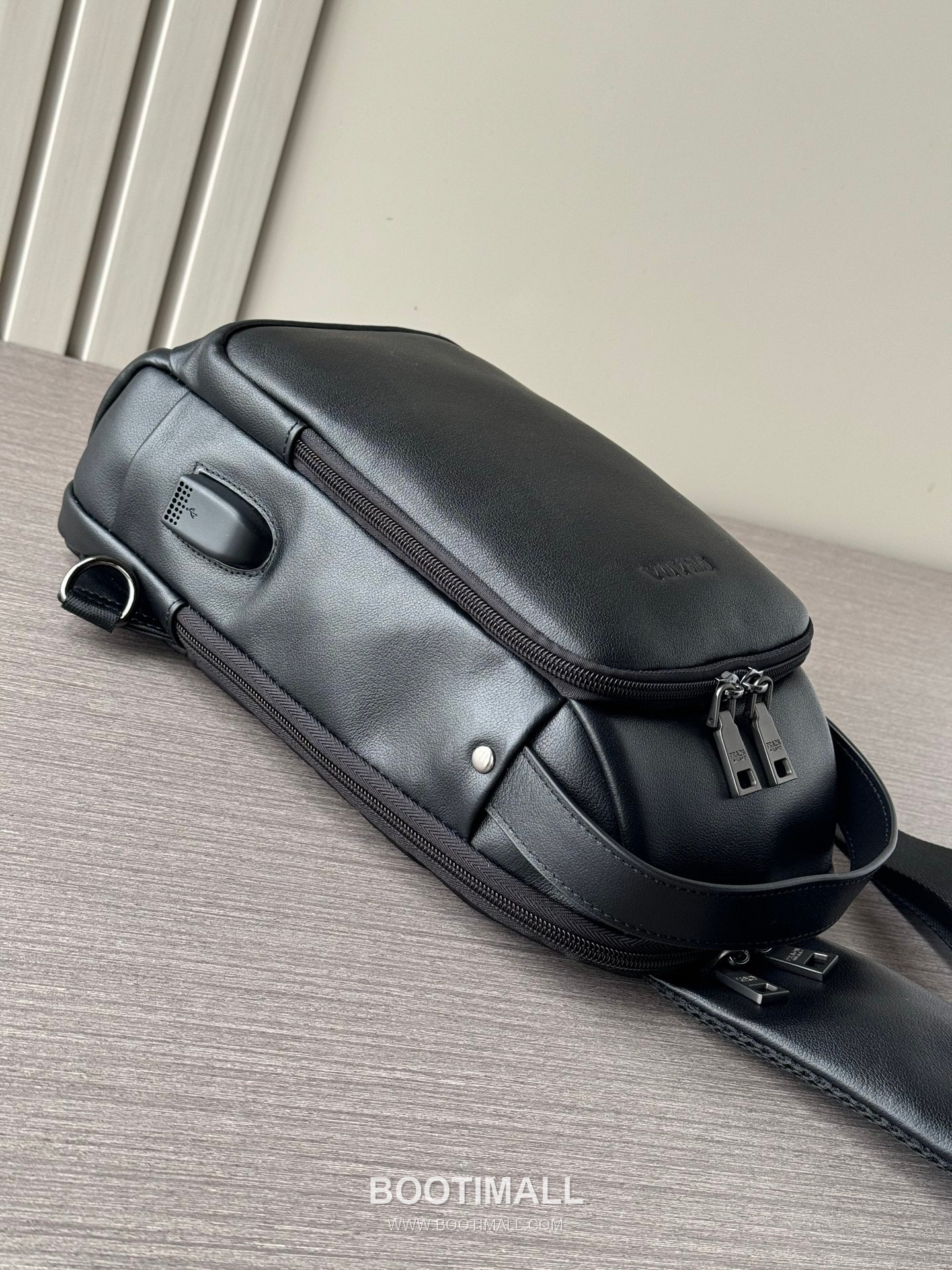 Prada 7085 Calfskin Handheld Chest Smooth Black Crossbody Bag 프라다 7085 카프스킨 핸드헬드 체스트 스무스 블랙 크로스백 33cm 7