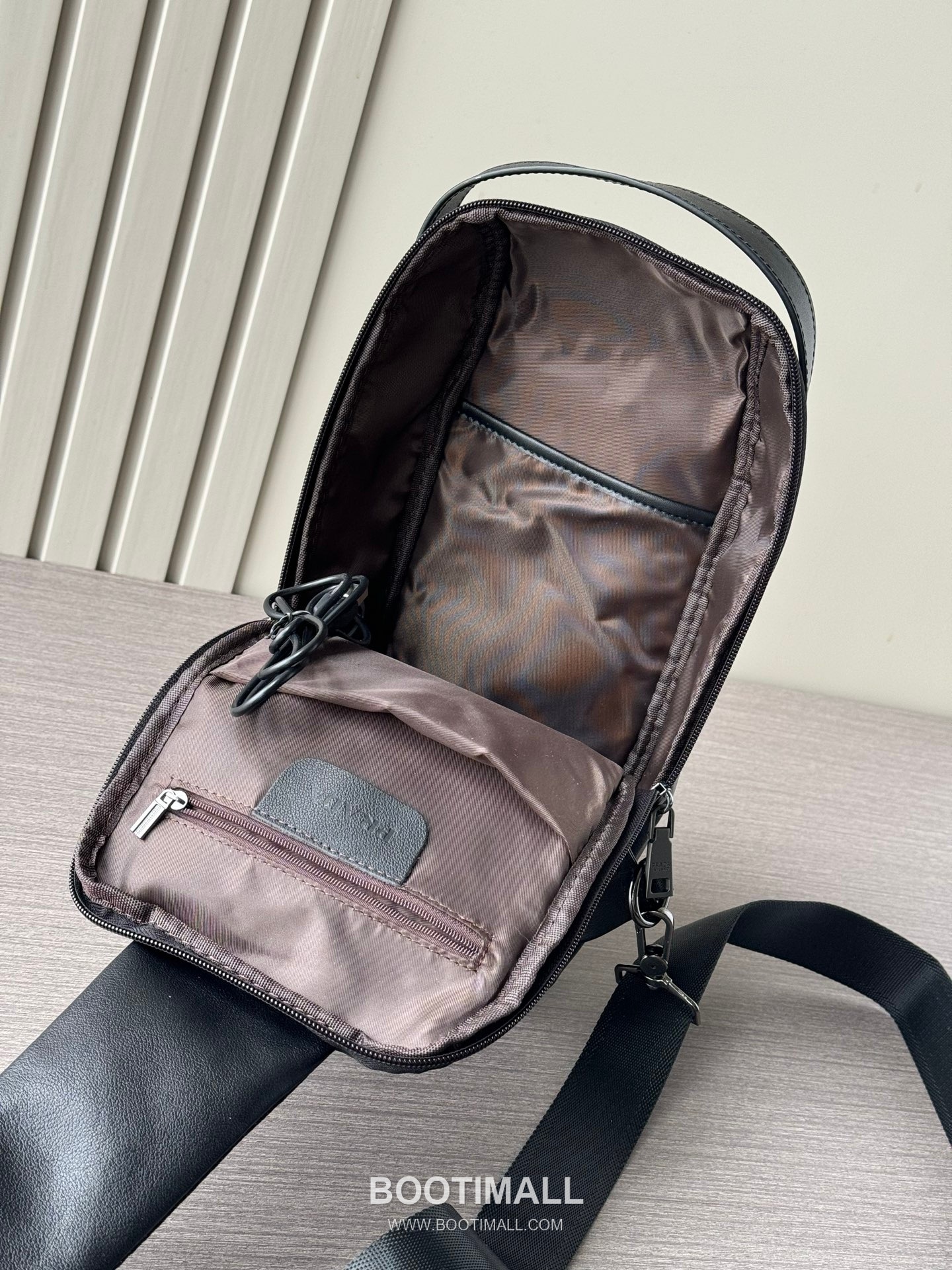 Prada 7085 Calfskin Handheld Chest Smooth Black Crossbody Bag 프라다 7085 카프스킨 핸드헬드 체스트 스무스 블랙 크로스백 33cm 9