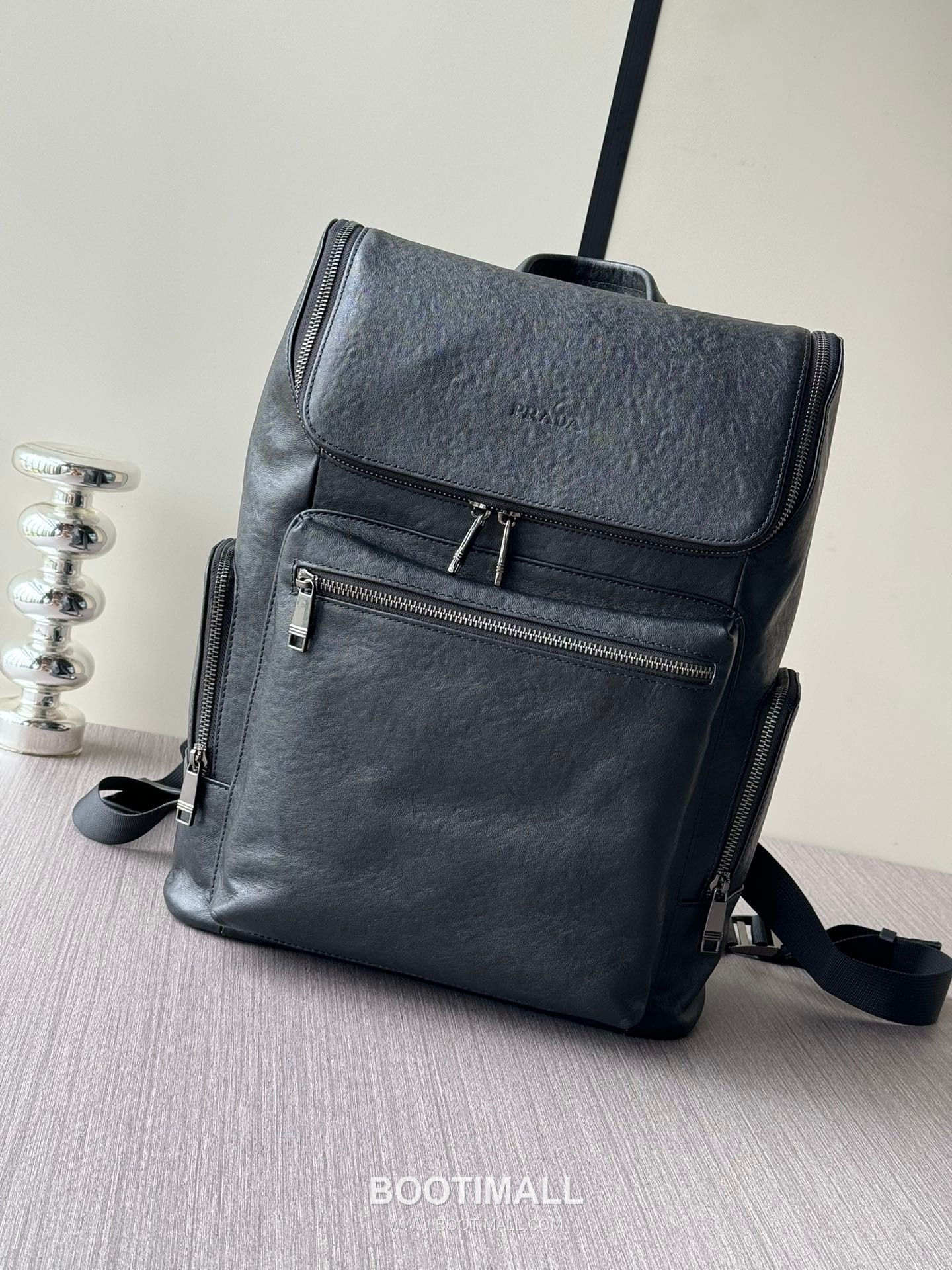 Prada 7006 Logo-Embossed Vegetable-Tanned Calfskin Black Backpack 프라다 7006 로고 엠보스드 베지터블 탠드 카프스킨 블랙 백팩 40cm 1