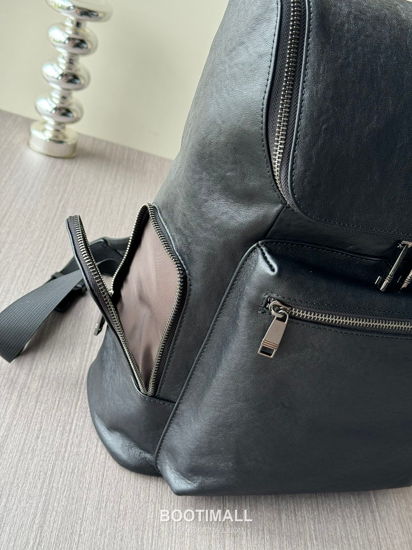 Prada 7006 Logo-Embossed Vegetable-Tanned Calfskin Black Backpack 프라다 7006 로고 엠보스드 베지터블 탠드 카프스킨 블랙 백팩 40cm 5