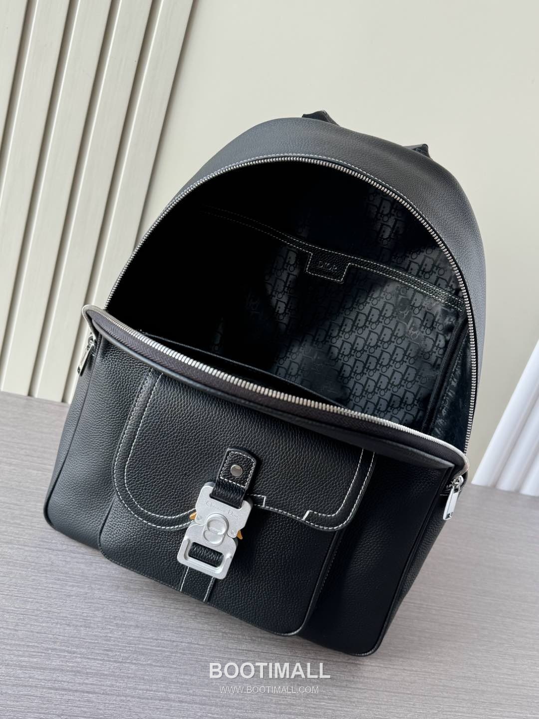 Dior Saddle Zip Backpack Grained Calfskin Black 디올 새들 지퍼 백팩 그레인드 카프스킨 블랙 43.5cm 9