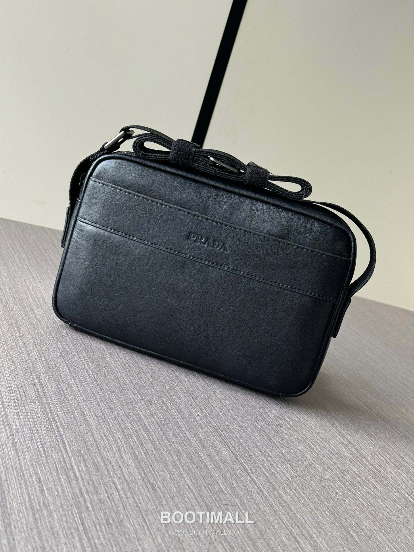 Prada 336A Logo-Embossed Grained Calfskin Black Crossbody Bag 프라다 336A 로고 엠보싱 그레인드 카프스킨 블랙 크로스백 25cm 1