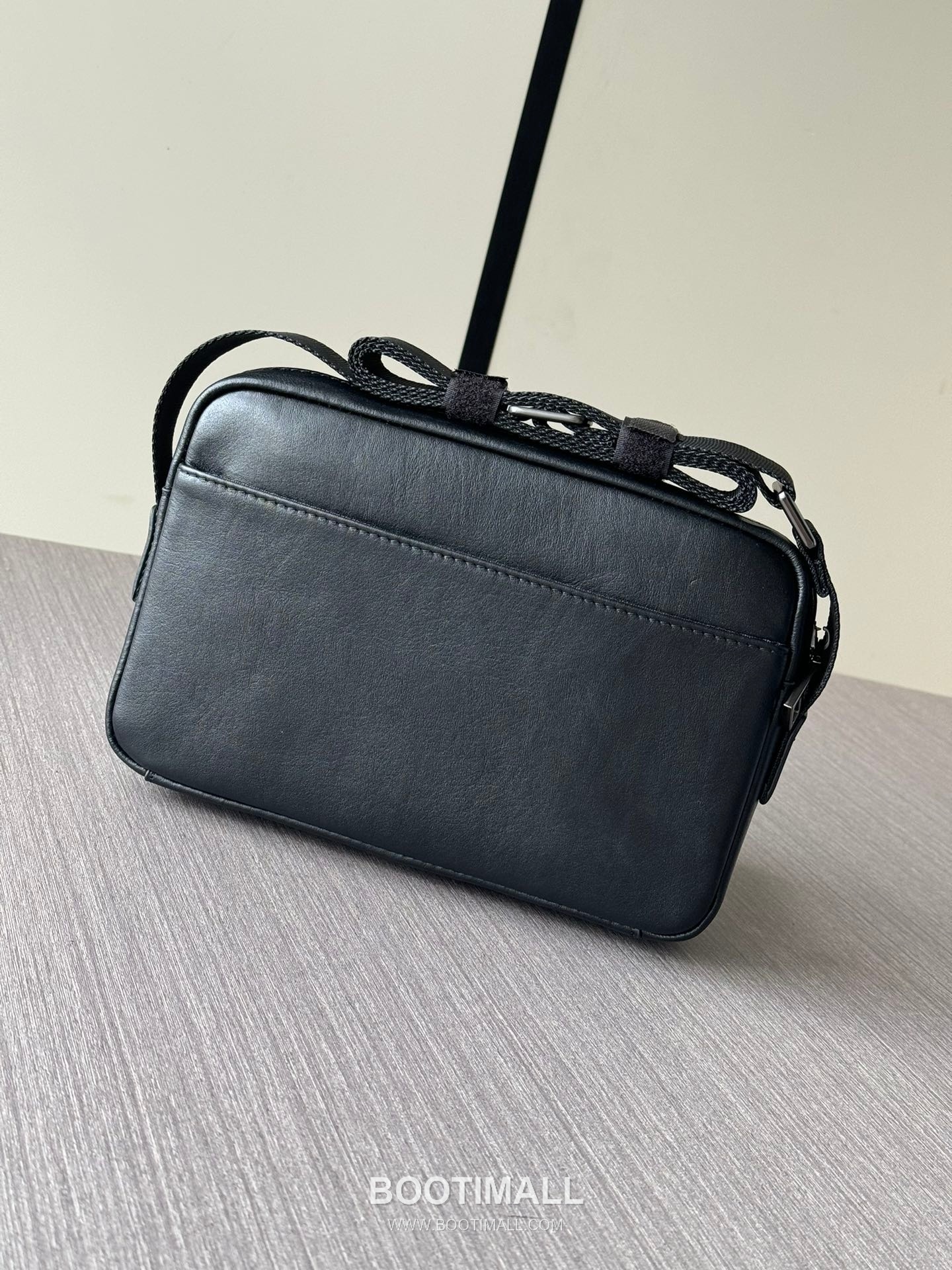 Prada 336A Logo-Embossed Grained Calfskin Black Crossbody Bag 프라다 336A 로고 엠보싱 그레인드 카프스킨 블랙 크로스백 25cm 2
