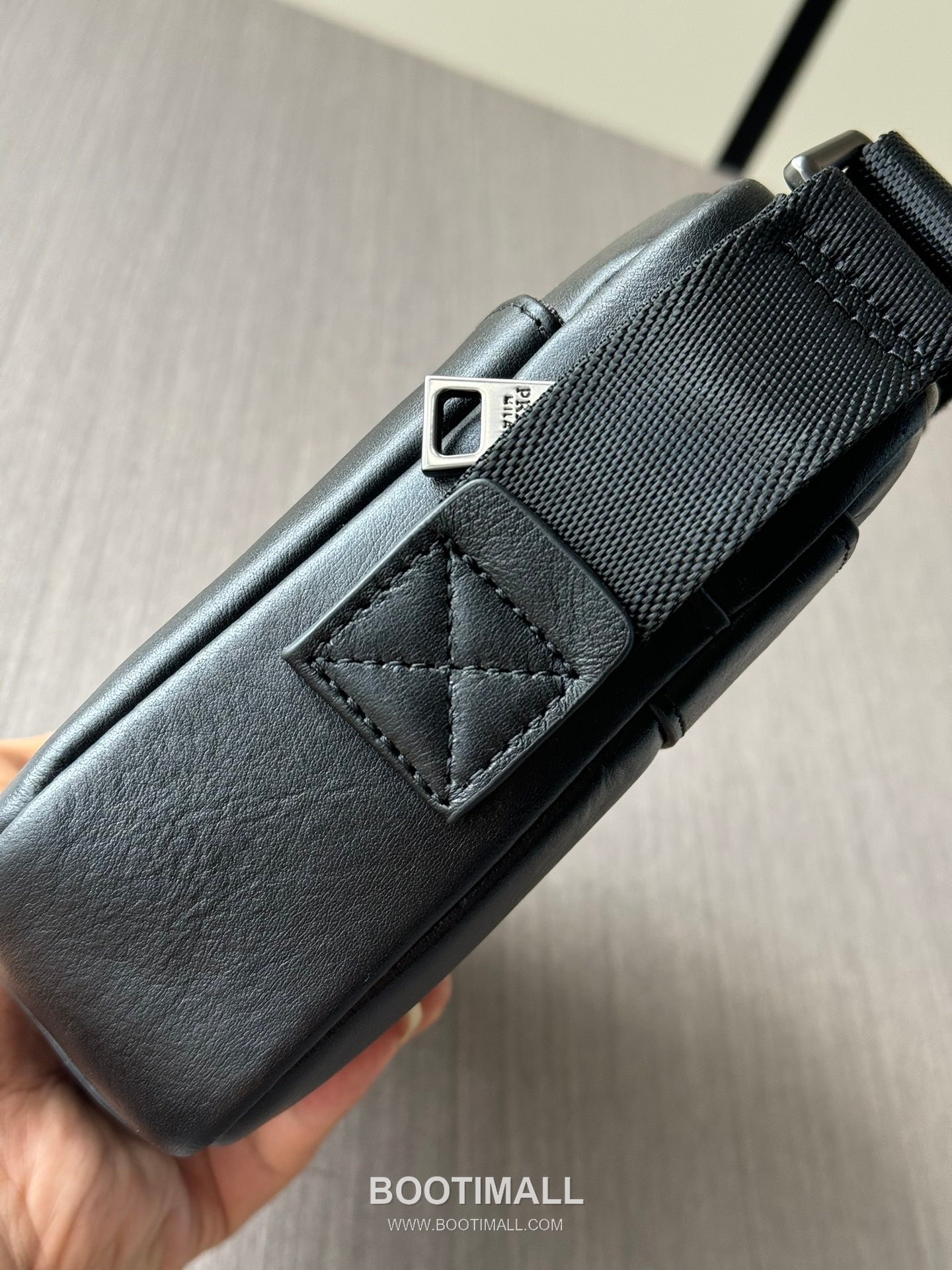 Prada 336A Logo-Embossed Grained Calfskin Black Crossbody Bag 프라다 336A 로고 엠보싱 그레인드 카프스킨 블랙 크로스백 25cm 4