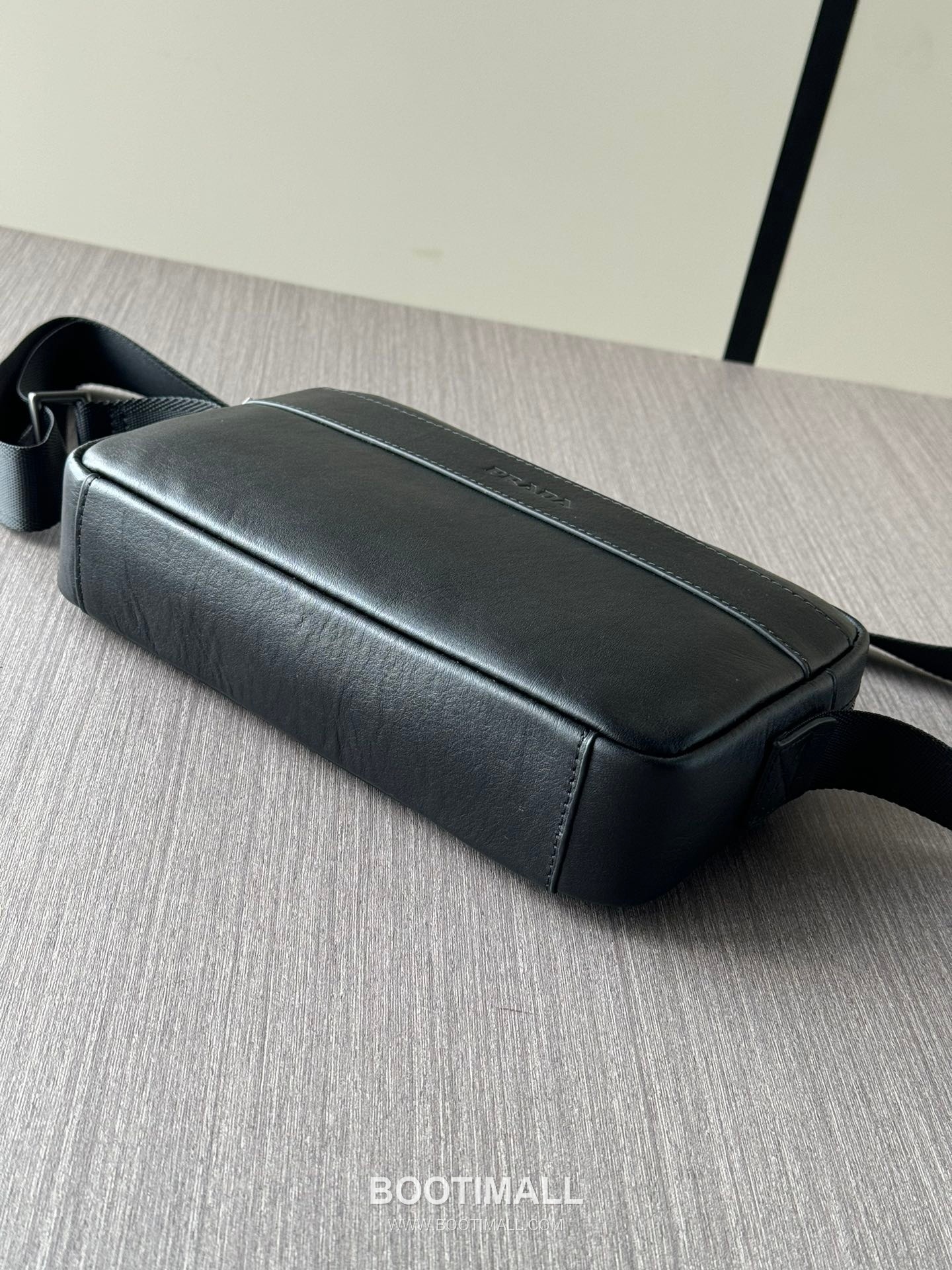 Prada 336A Logo-Embossed Grained Calfskin Black Crossbody Bag 프라다 336A 로고 엠보싱 그레인드 카프스킨 블랙 크로스백 25cm 5