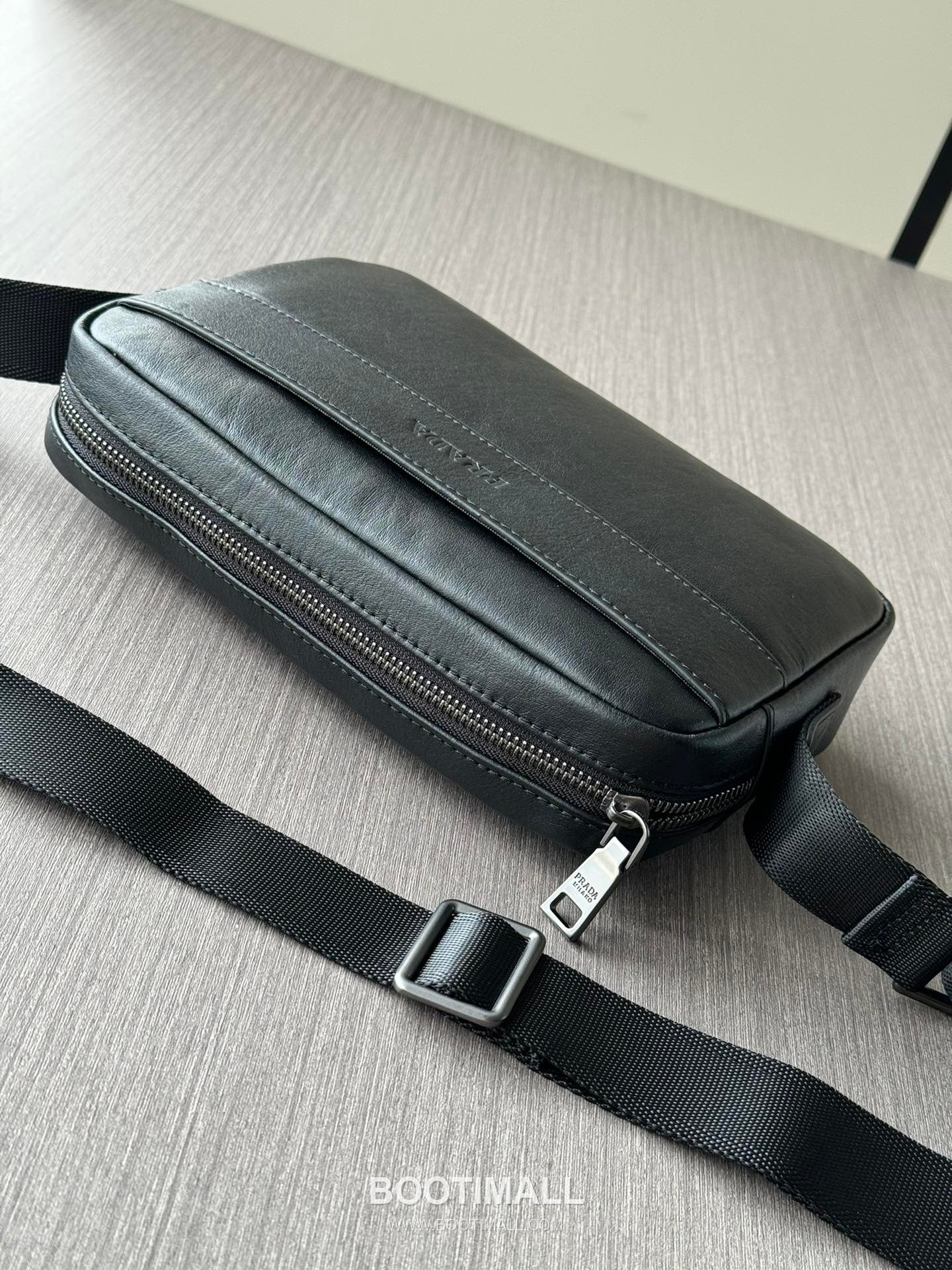 Prada 336A Logo-Embossed Grained Calfskin Black Crossbody Bag 프라다 336A 로고 엠보싱 그레인드 카프스킨 블랙 크로스백 25cm 6