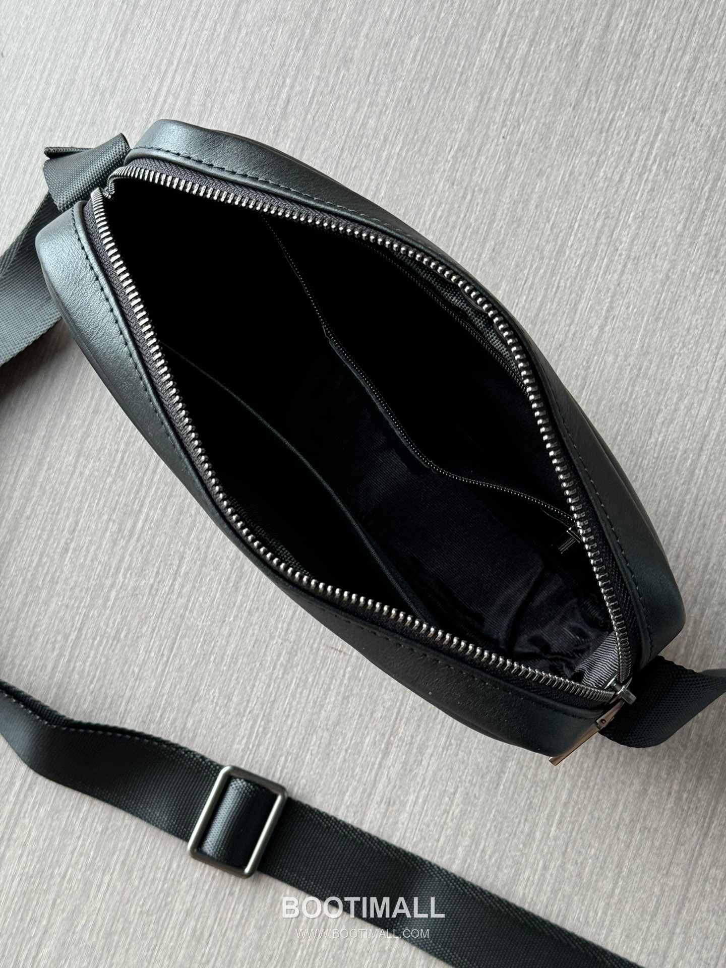 Prada 336A Logo-Embossed Grained Calfskin Black Crossbody Bag 프라다 336A 로고 엠보싱 그레인드 카프스킨 블랙 크로스백 25cm 8