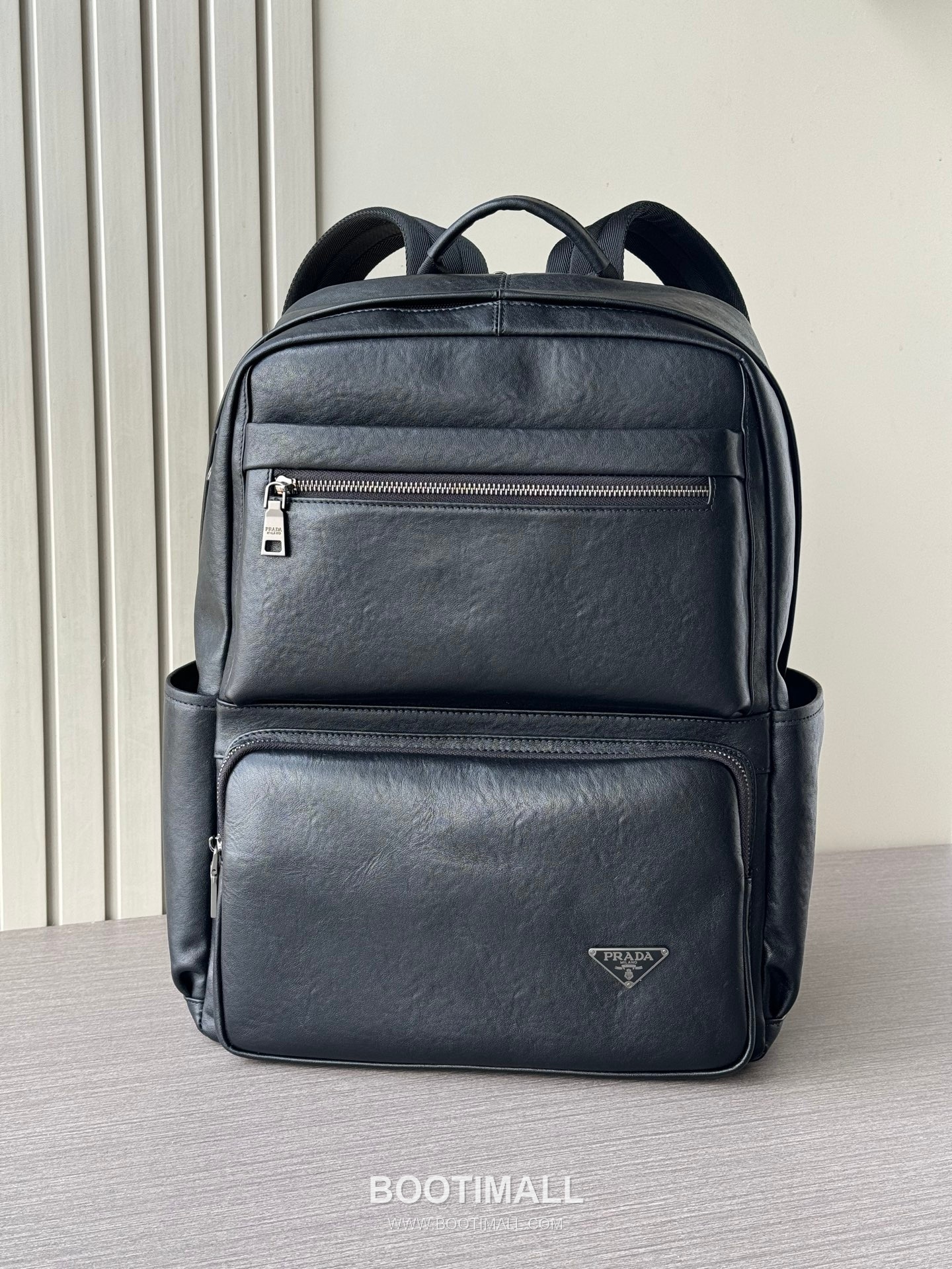 Prada 7211-3 Multi-Compartment Backpack Vegetable-Tanned Calfskin Black 프라다 7211-3 멀티 수납 백팩 베지터블 태닝 카프스킨 블랙 43cm 1