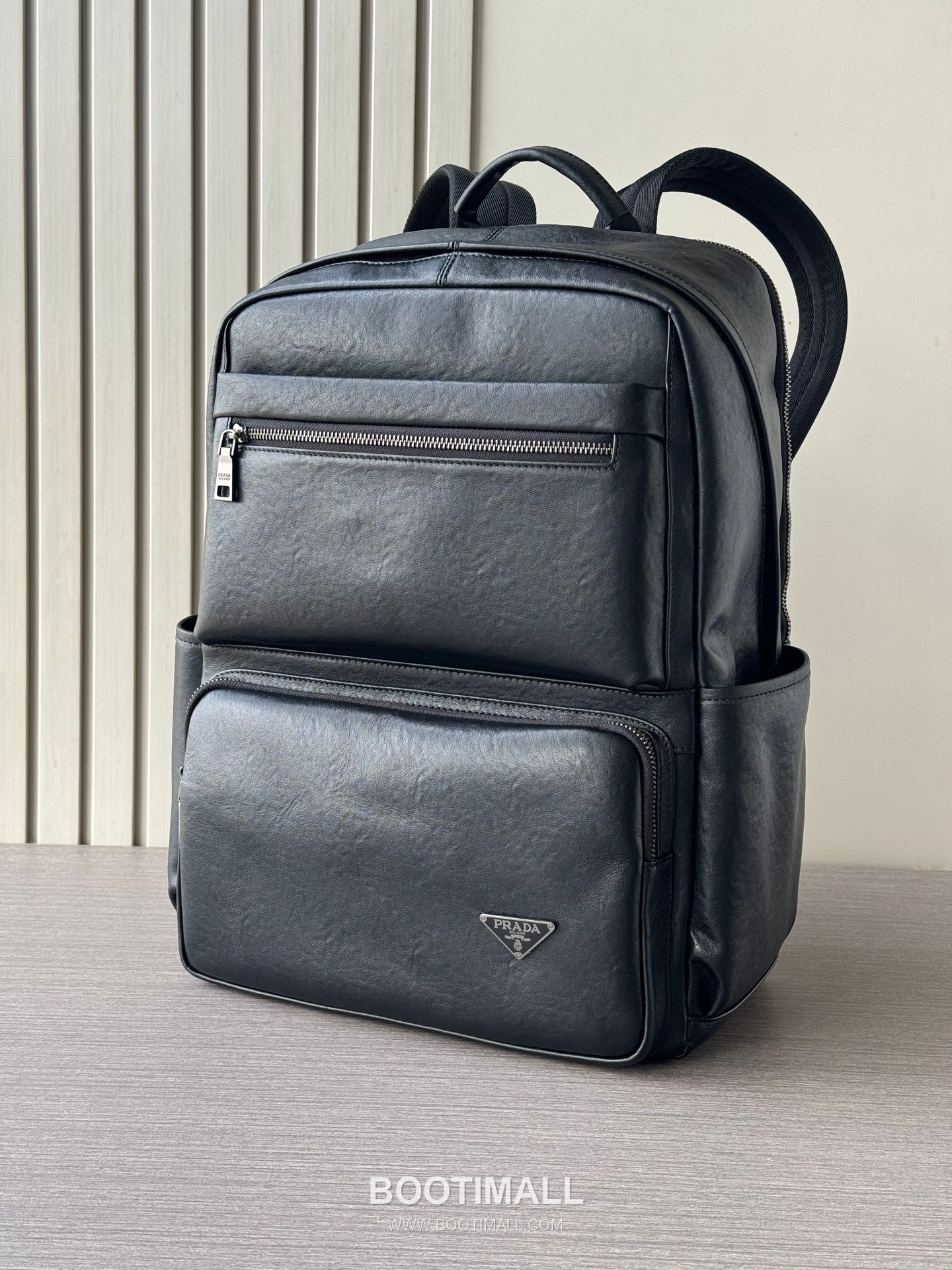 Prada 7211-3 Multi-Compartment Backpack Vegetable-Tanned Calfskin Black 프라다 7211-3 멀티 수납 백팩 베지터블 태닝 카프스킨 블랙 43cm 2