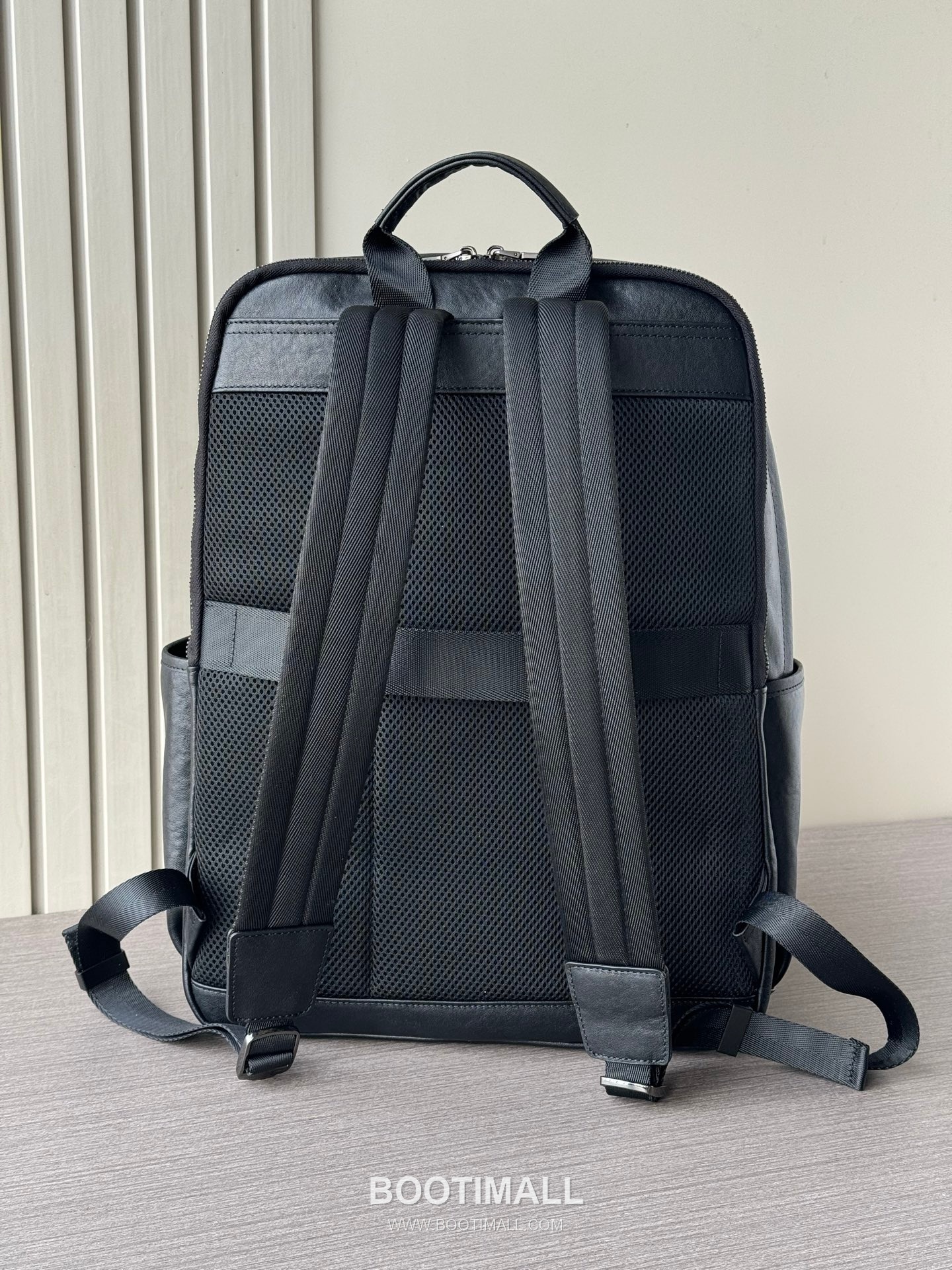 Prada 7211-3 Multi-Compartment Backpack Vegetable-Tanned Calfskin Black 프라다 7211-3 멀티 수납 백팩 베지터블 태닝 카프스킨 블랙 43cm 3