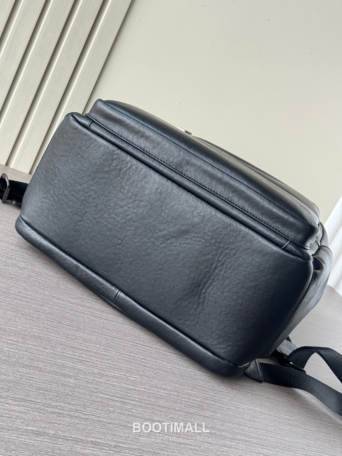 Prada 7211-3 Multi-Compartment Backpack Vegetable-Tanned Calfskin Black 프라다 7211-3 멀티 수납 백팩 베지터블 태닝 카프스킨 블랙 43cm 7