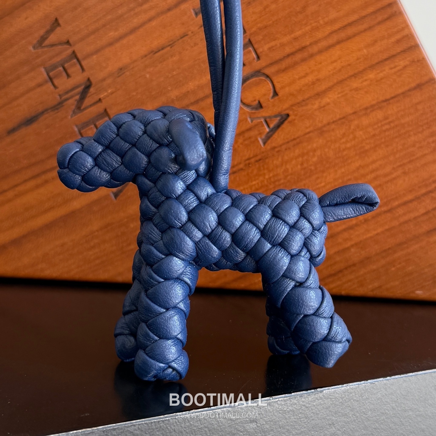 Bottega Veneta Intrecciato Dog Charm Leather Bag 보테가 베네타 인트레치아토 도그 참 가죽 백참 7.5×7×3cm 3