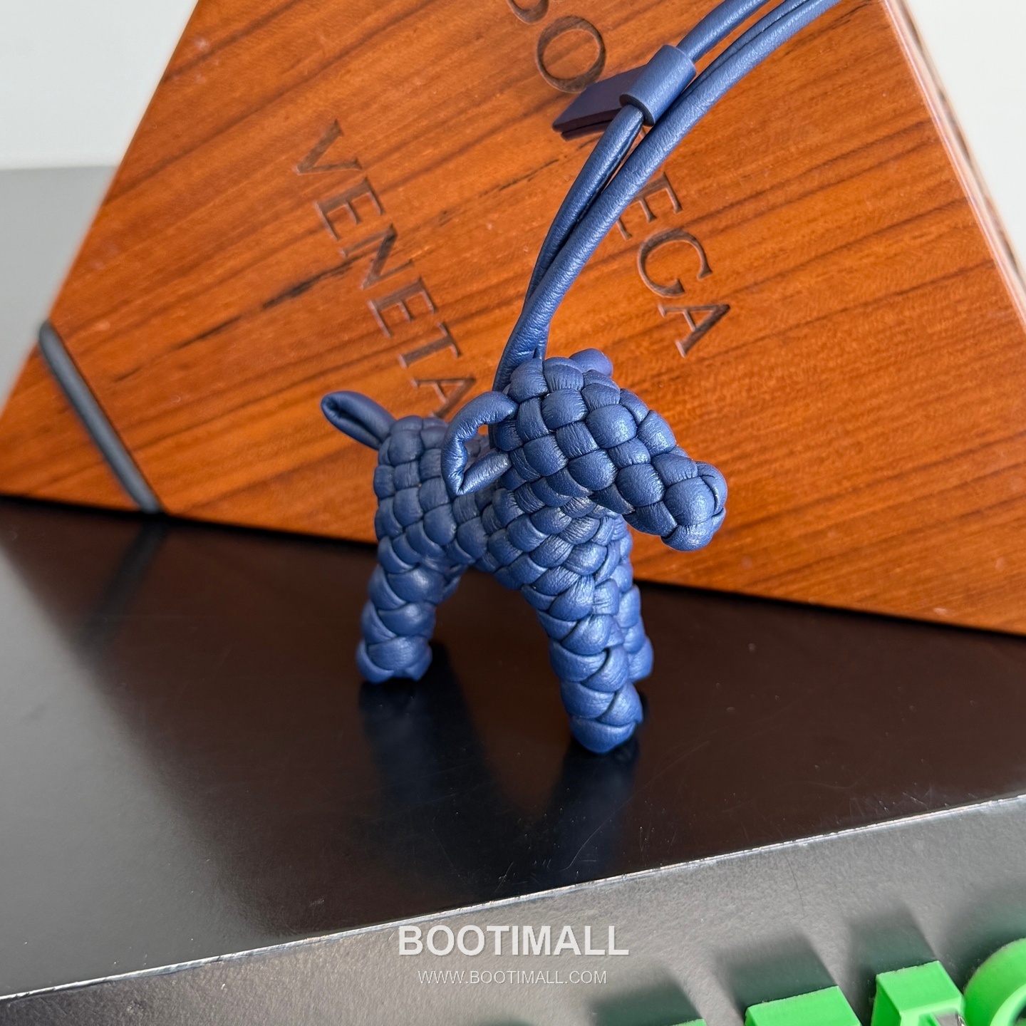 Bottega Veneta Intrecciato Dog Charm Leather Bag 보테가 베네타 인트레치아토 도그 참 가죽 백참 7.5×7×3cm 5