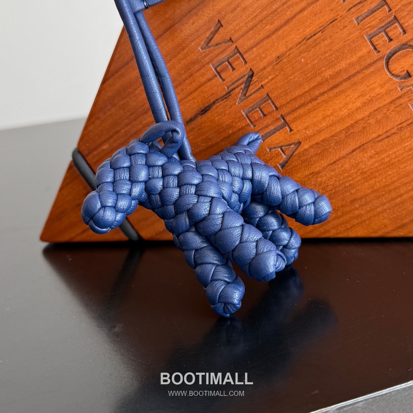 Bottega Veneta Intrecciato Dog Charm Leather Bag 보테가 베네타 인트레치아토 도그 참 가죽 백참 7.5×7×3cm 7