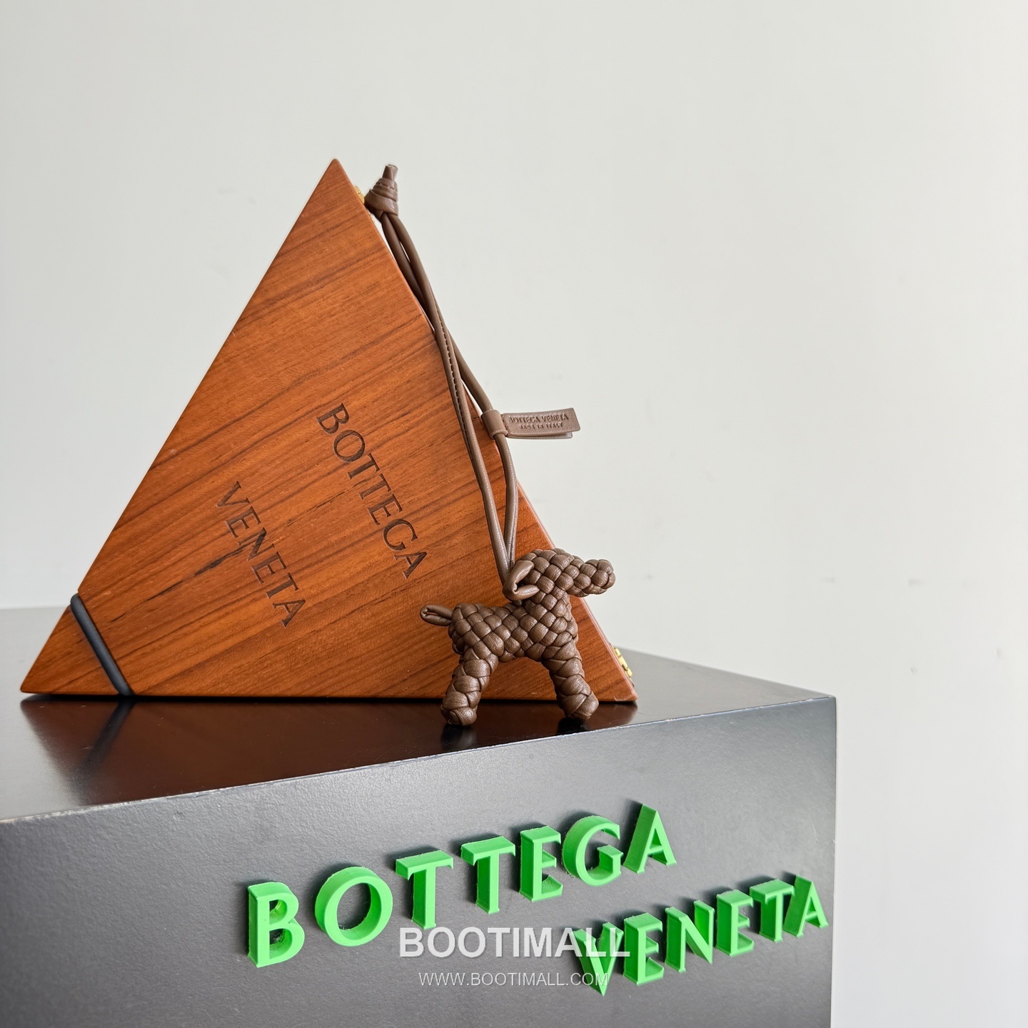 Bottega Veneta Intrecciato Dog Charm Leather Bag 보테가 베네타 인트레치아토 도그 참 가죽 백참 7.5cm 1