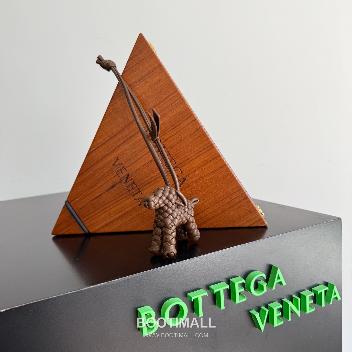 Bottega Veneta Intrecciato Dog Charm Leather Bag 보테가 베네타 인트레치아토 도그 참 가죽 백참 7.5cm 3