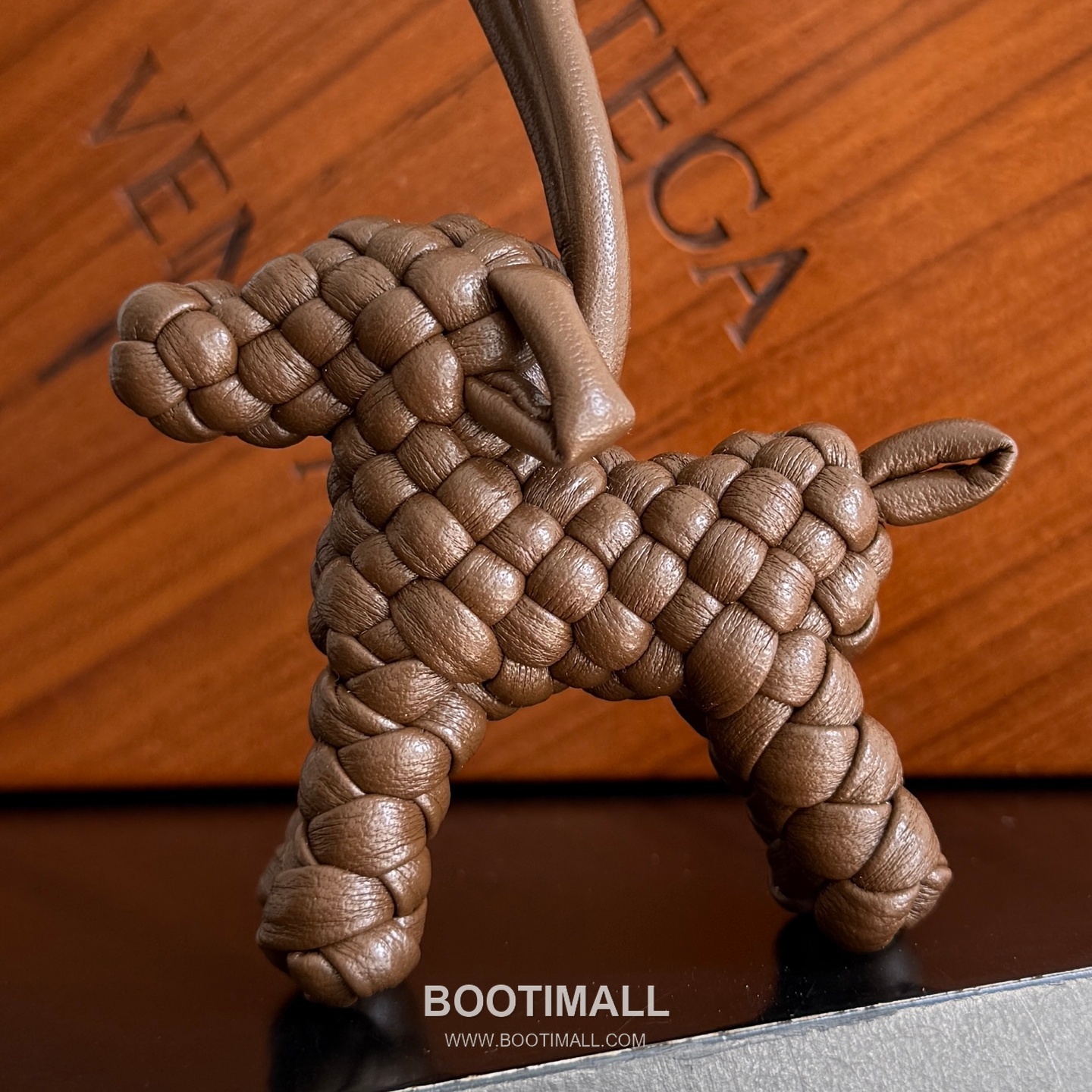 Bottega Veneta Intrecciato Dog Charm Leather Bag 보테가 베네타 인트레치아토 도그 참 가죽 백참 7.5cm 4