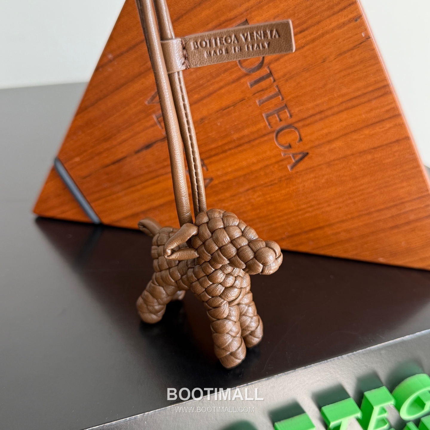 Bottega Veneta Intrecciato Dog Charm Leather Bag 보테가 베네타 인트레치아토 도그 참 가죽 백참 7.5cm 6