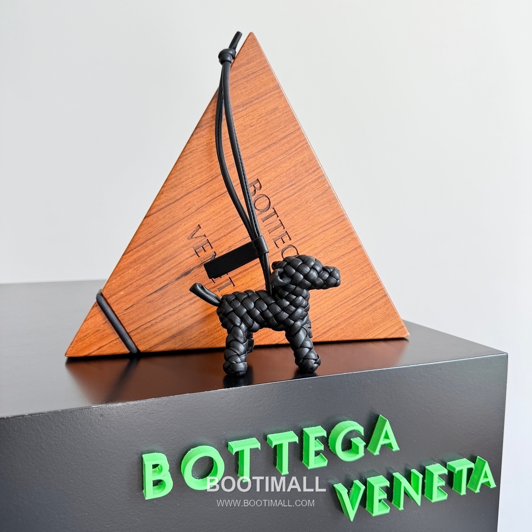 Bottega Veneta Intrecciato Dog Charm Leather Bag 보테가 베네타 인트레치아토 도그 참 가죽 백참 6