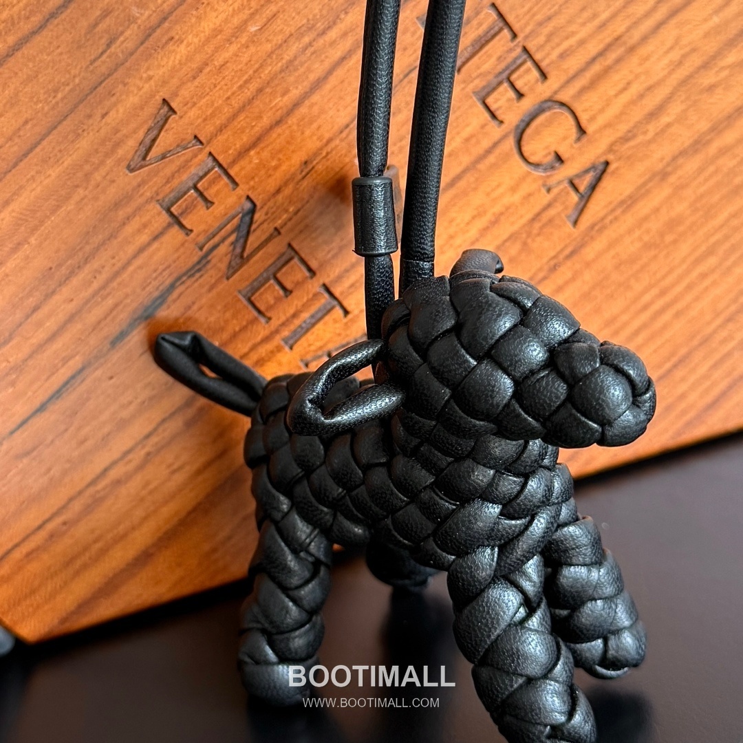 Bottega Veneta Intrecciato Dog Charm Leather Bag 보테가 베네타 인트레치아토 도그 참 가죽 백참 7