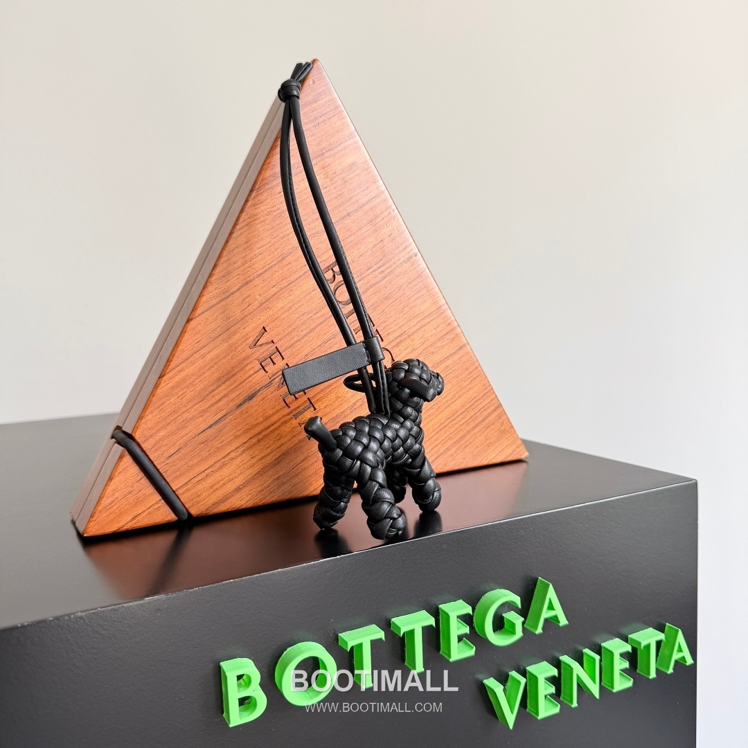 Bottega Veneta Intrecciato Dog Charm Leather Bag 보테가 베네타 인트레치아토 도그 참 가죽 백참 8