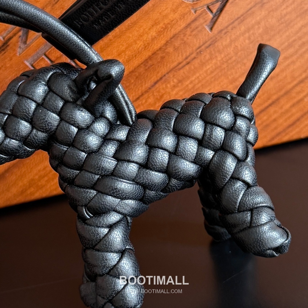 Bottega Veneta Intrecciato Dog Charm Leather Bag 보테가 베네타 인트레치아토 도그 참 가죽 백참 9
