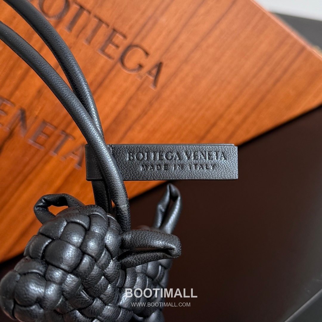 Bottega Veneta Intrecciato Dog Charm Leather Bag 보테가 베네타 인트레치아토 도그 참 가죽 백참 11