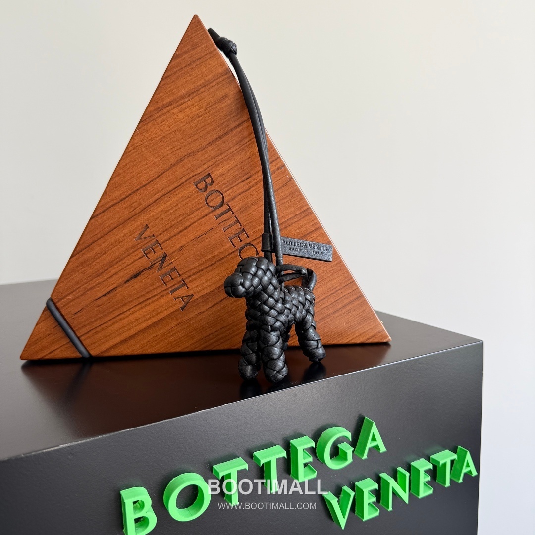 Bottega Veneta Intrecciato Dog Charm Leather Bag 보테가 베네타 인트레치아토 도그 참 가죽 백참 12