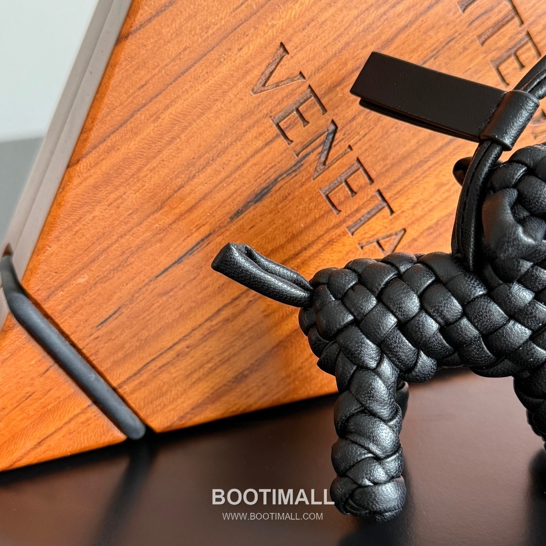 Bottega Veneta Intrecciato Dog Charm Leather Bag 보테가 베네타 인트레치아토 도그 참 가죽 백참 14