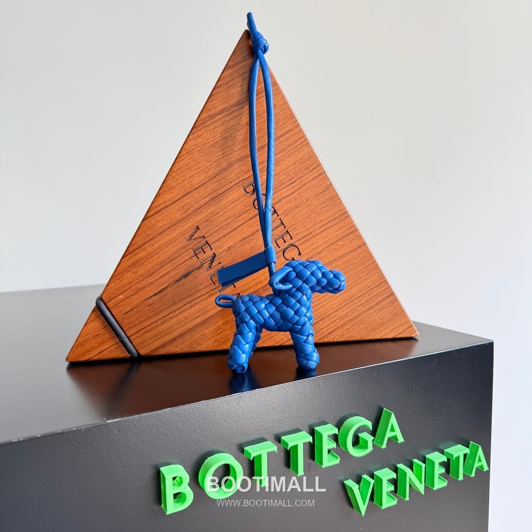 Bottega Veneta Intrecciato Dog Charm Leather Bag 보테가 베네타 인트레치아토 도그 참 가죽 백참 7