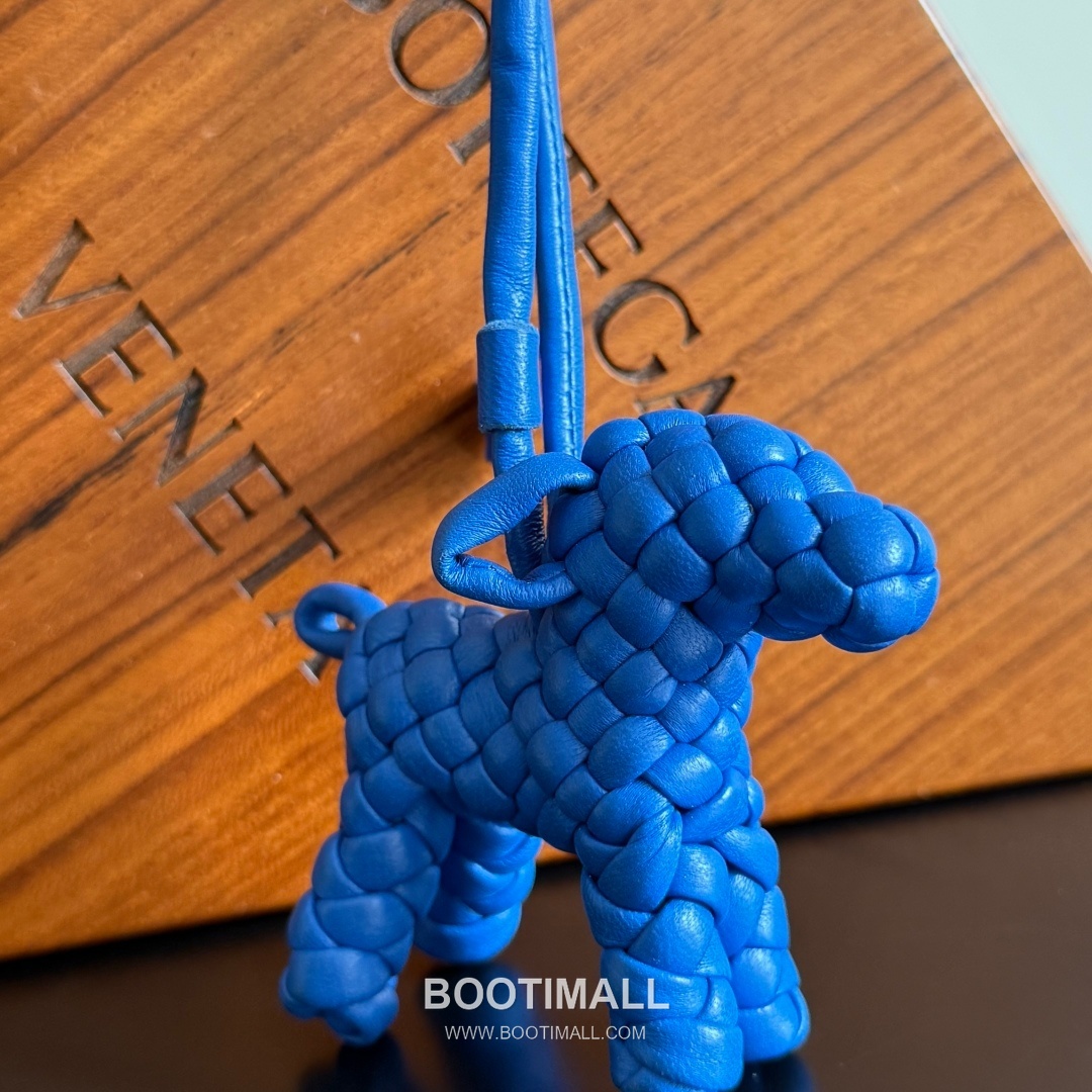 Bottega Veneta Intrecciato Dog Charm Leather Bag 보테가 베네타 인트레치아토 도그 참 가죽 백참 8