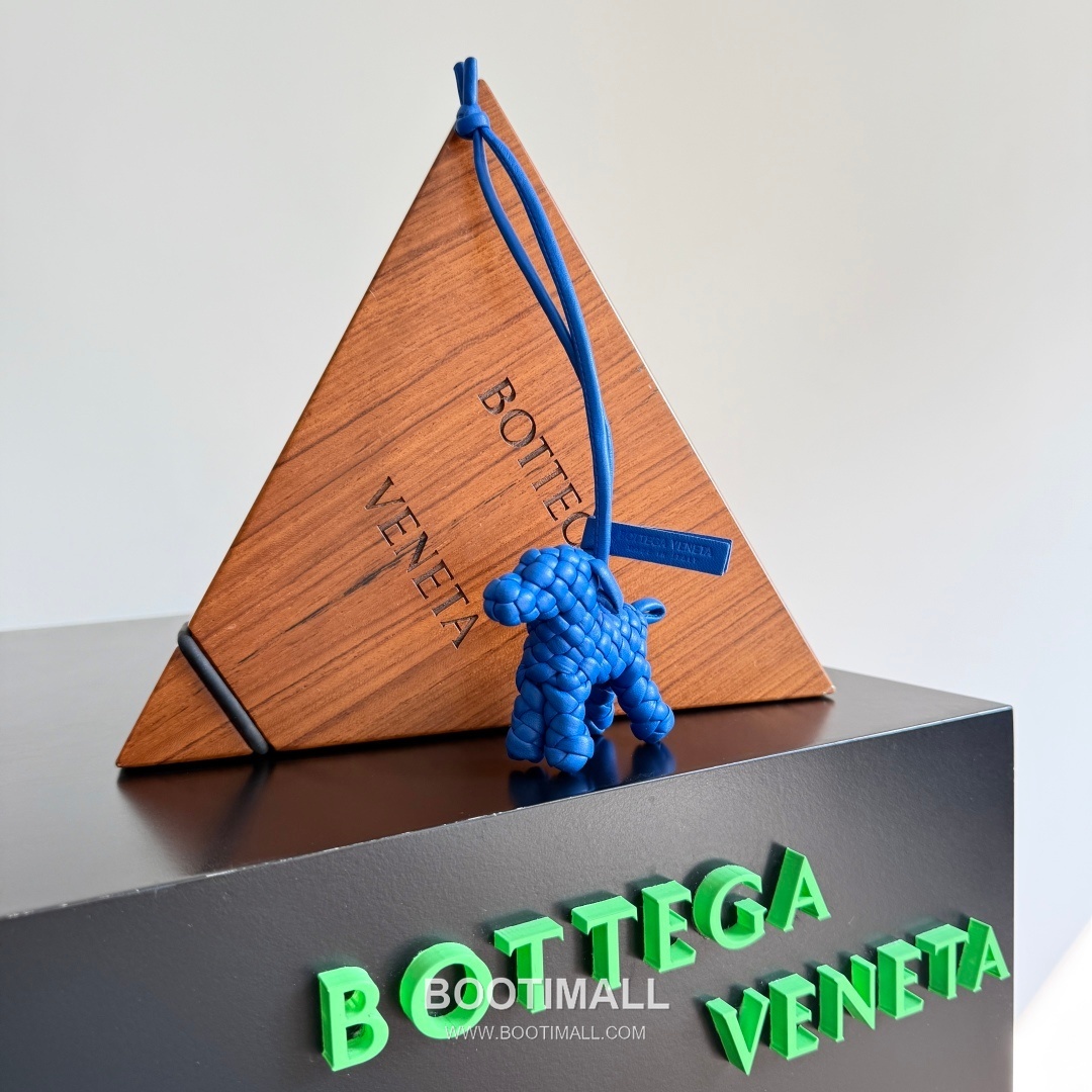 Bottega Veneta Intrecciato Dog Charm Leather Bag 보테가 베네타 인트레치아토 도그 참 가죽 백참 9