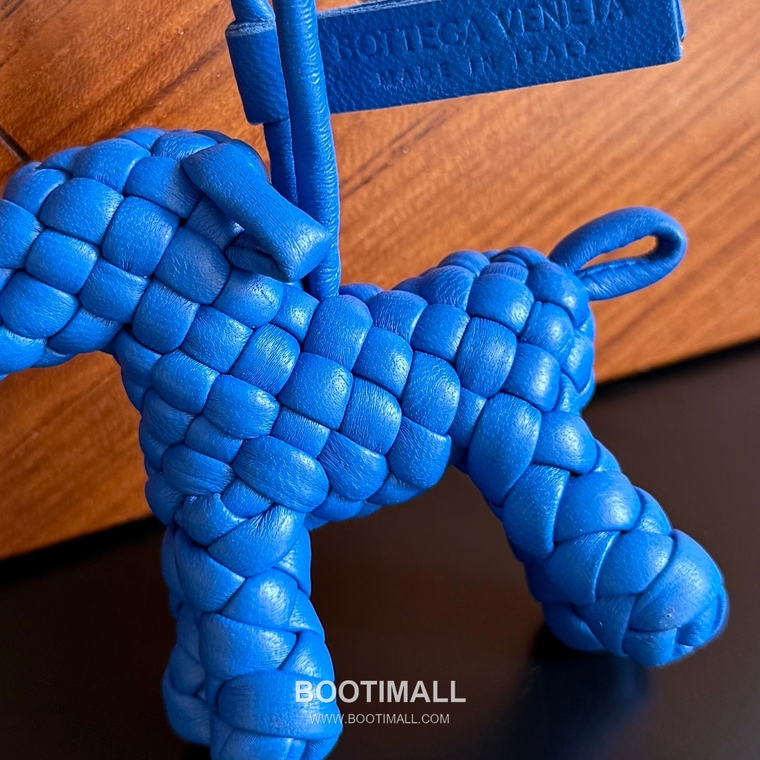 Bottega Veneta Intrecciato Dog Charm Leather Bag 보테가 베네타 인트레치아토 도그 참 가죽 백참 12