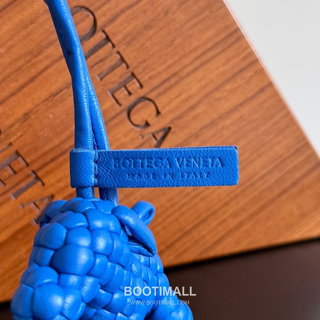 Bottega Veneta Intrecciato Dog Charm Leather Bag 보테가 베네타 인트레치아토 도그 참 가죽 백참 13