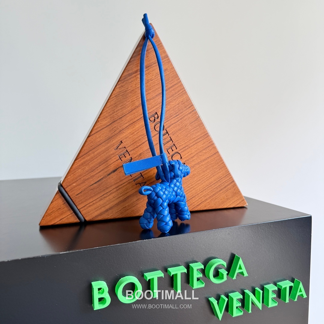 Bottega Veneta Intrecciato Dog Charm Leather Bag 보테가 베네타 인트레치아토 도그 참 가죽 백참 14