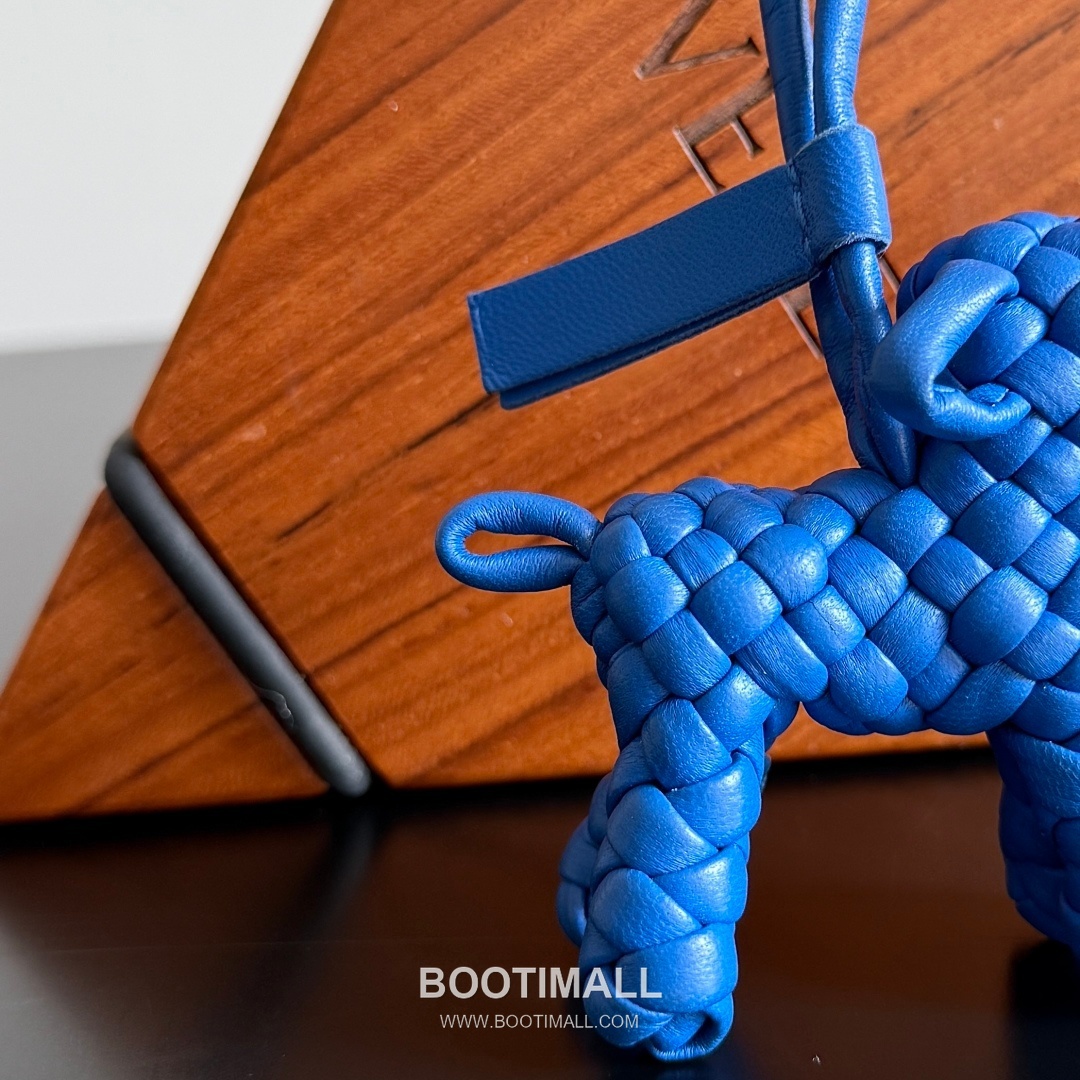 Bottega Veneta Intrecciato Dog Charm Leather Bag 보테가 베네타 인트레치아토 도그 참 가죽 백참 15