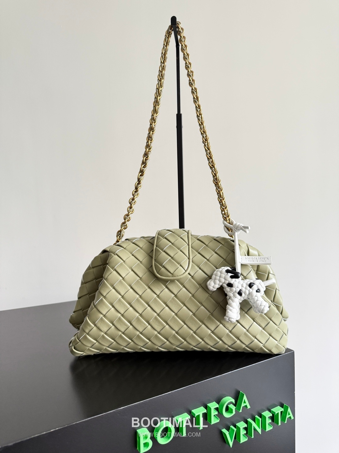 Bottega Veneta Intrecciato Dog Charm Leather Bag 보테가 베네타 인트레치아토 도그 참 가죽 백참 4