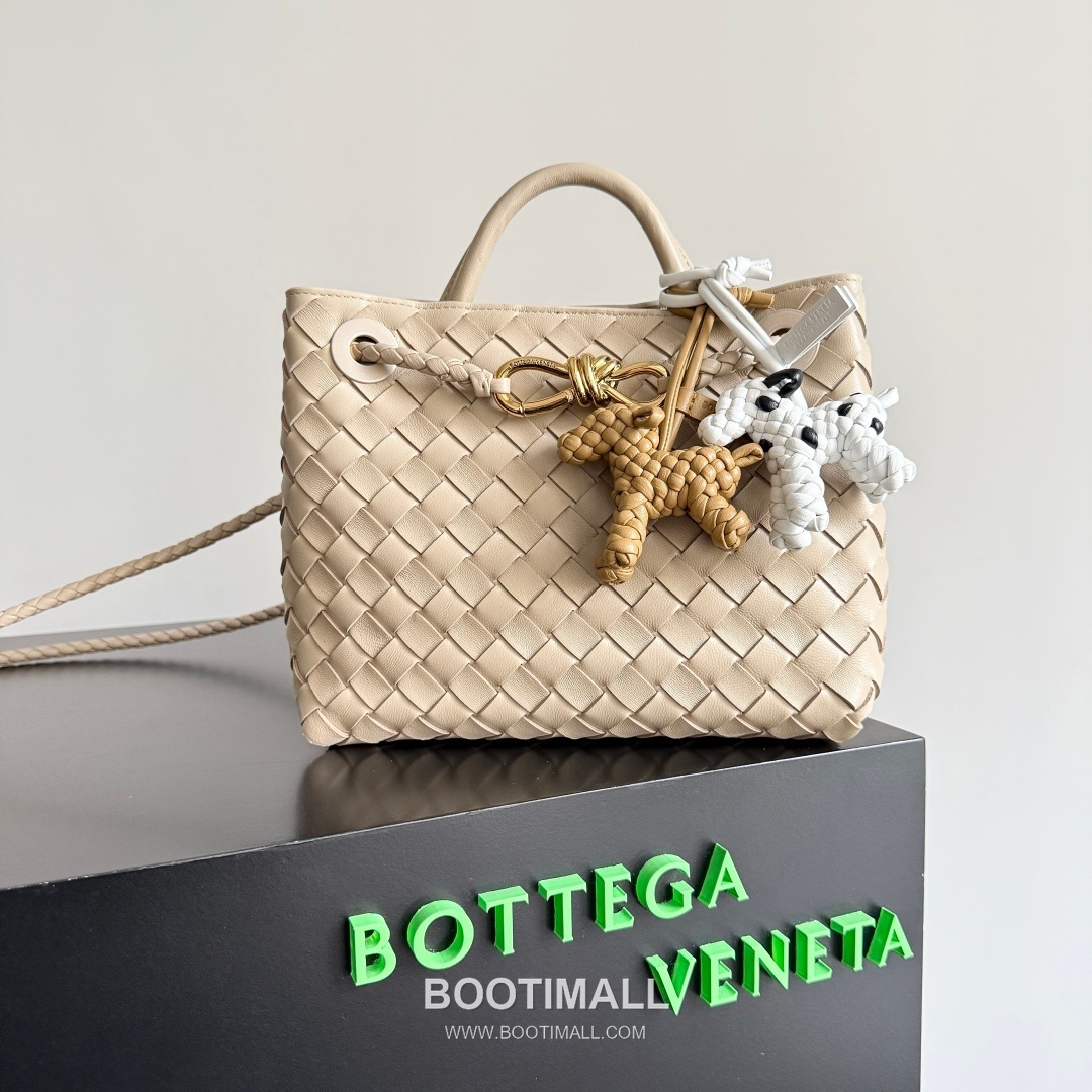 Bottega Veneta Intrecciato Dog Charm Leather Bag 보테가 베네타 인트레치아토 도그 참 가죽 백참 6