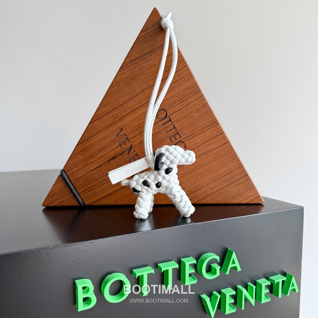 Bottega Veneta Intrecciato Dog Charm Leather Bag 보테가 베네타 인트레치아토 도그 참 가죽 백참 7