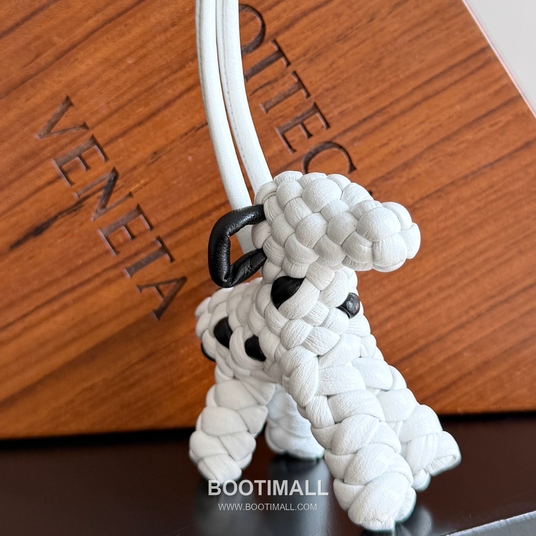 Bottega Veneta Intrecciato Dog Charm Leather Bag 보테가 베네타 인트레치아토 도그 참 가죽 백참 8