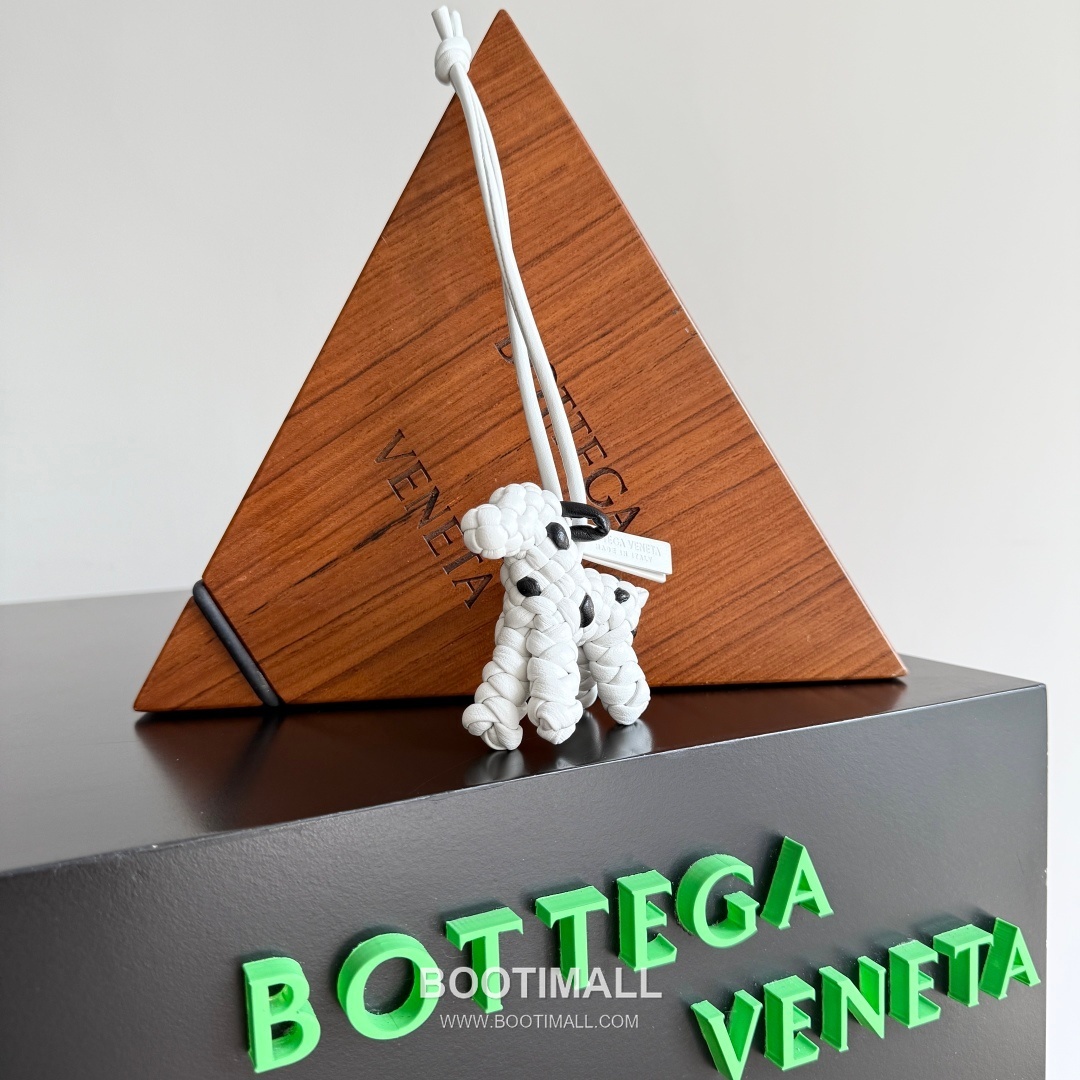 Bottega Veneta Intrecciato Dog Charm Leather Bag 보테가 베네타 인트레치아토 도그 참 가죽 백참 9