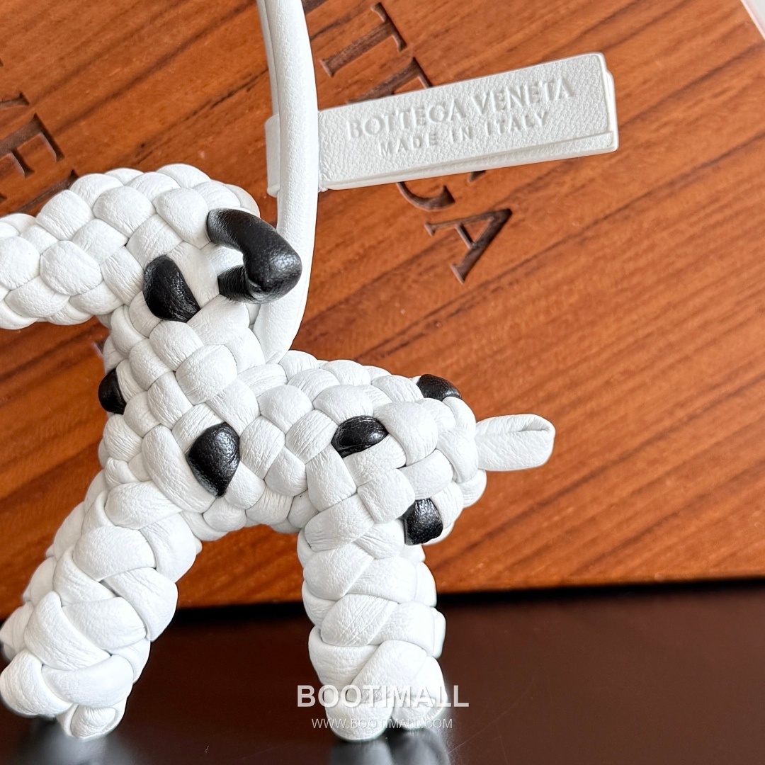 Bottega Veneta Intrecciato Dog Charm Leather Bag 보테가 베네타 인트레치아토 도그 참 가죽 백참 10