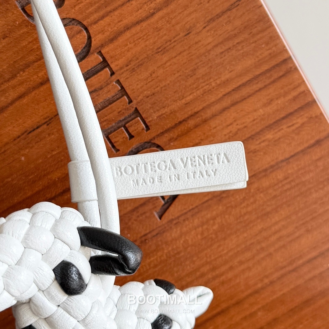 Bottega Veneta Intrecciato Dog Charm Leather Bag 보테가 베네타 인트레치아토 도그 참 가죽 백참 11