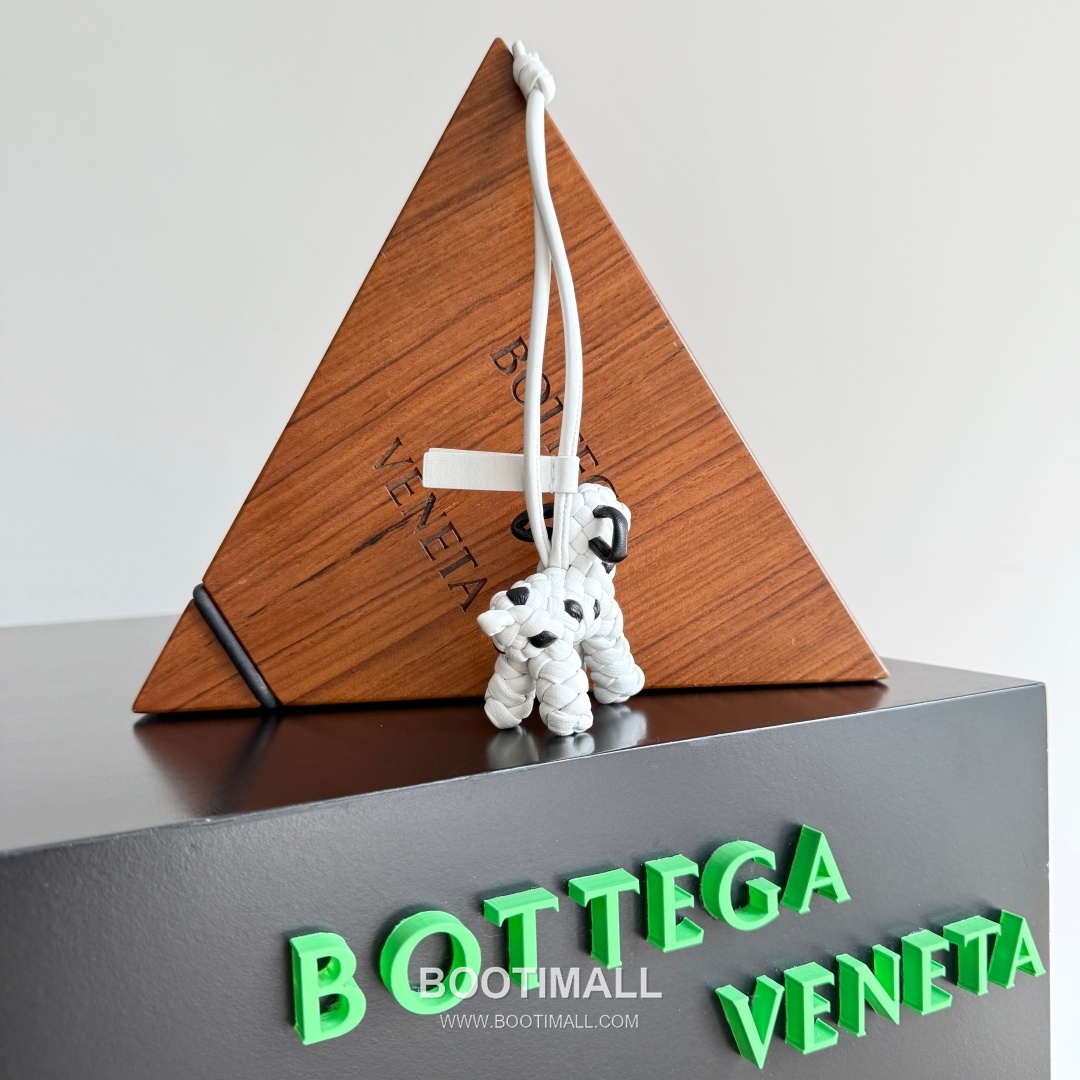 Bottega Veneta Intrecciato Dog Charm Leather Bag 보테가 베네타 인트레치아토 도그 참 가죽 백참 12
