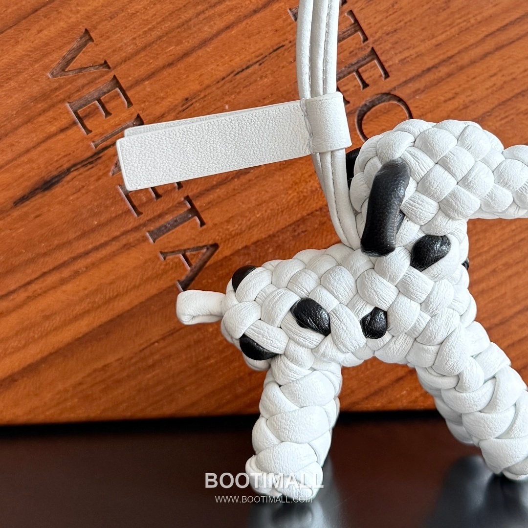 Bottega Veneta Intrecciato Dog Charm Leather Bag 보테가 베네타 인트레치아토 도그 참 가죽 백참 13